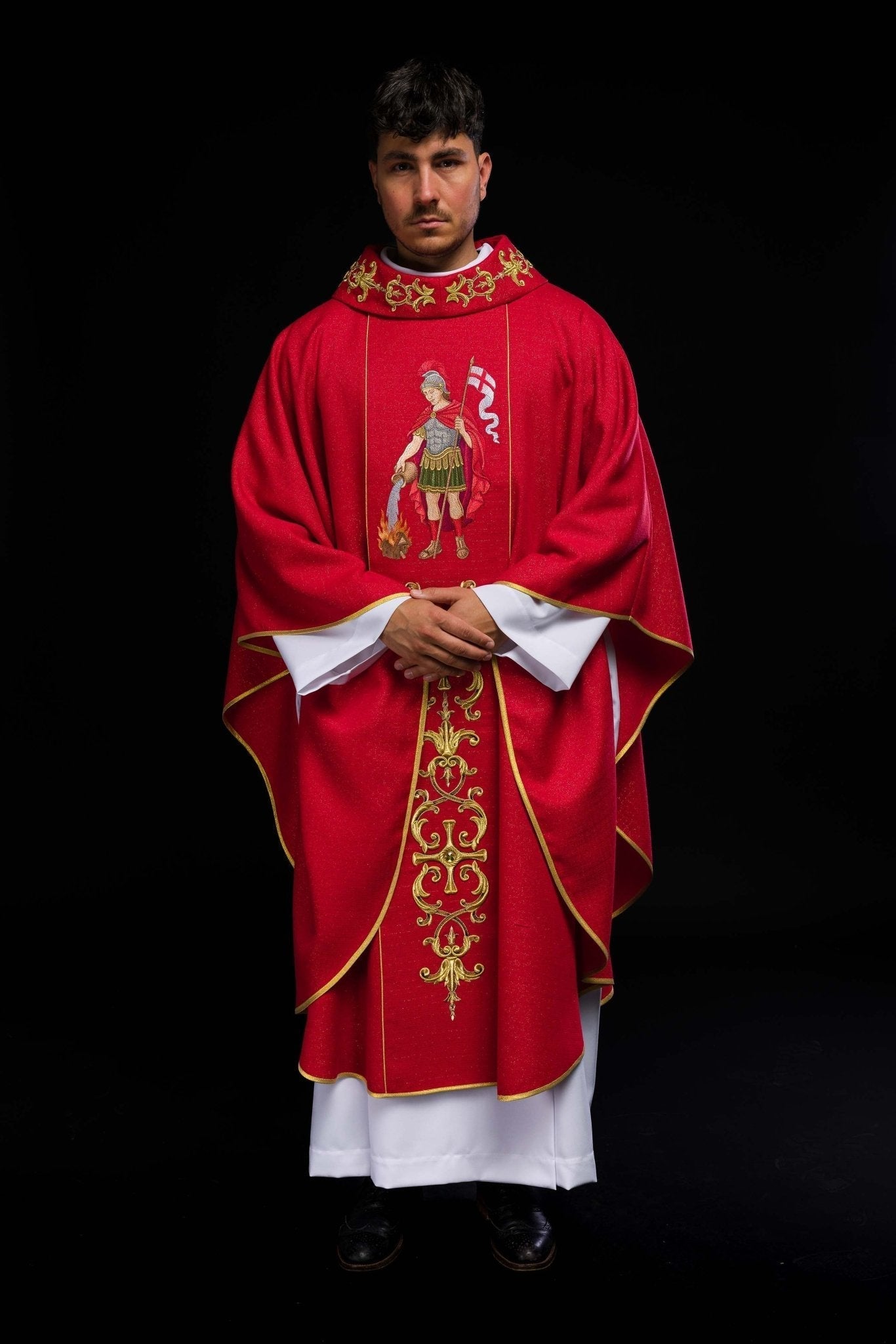 Casulla ricamente bordada con la imagen de San Floriano