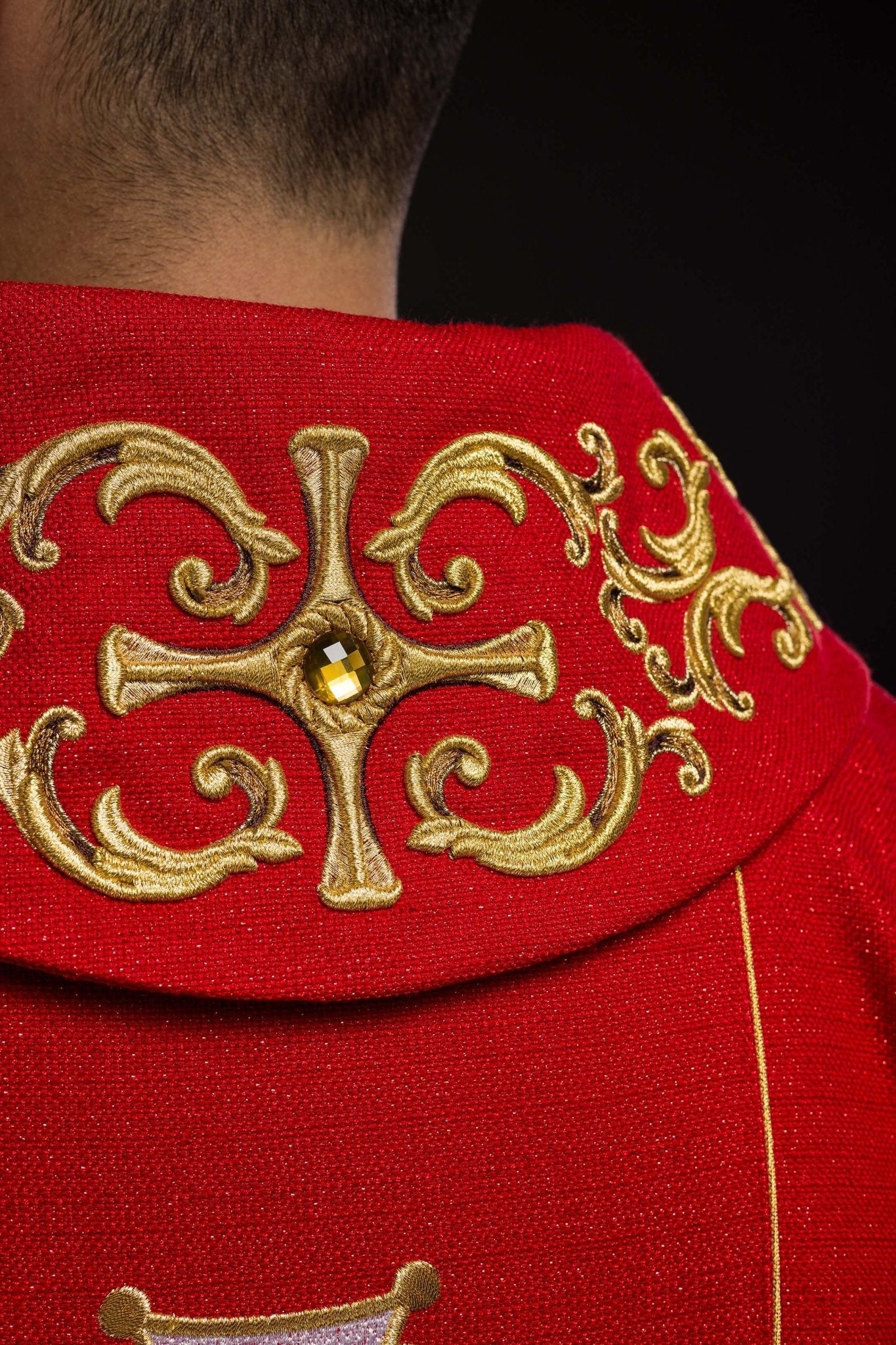 Casulla ricamente bordada con la imagen de San Floriano