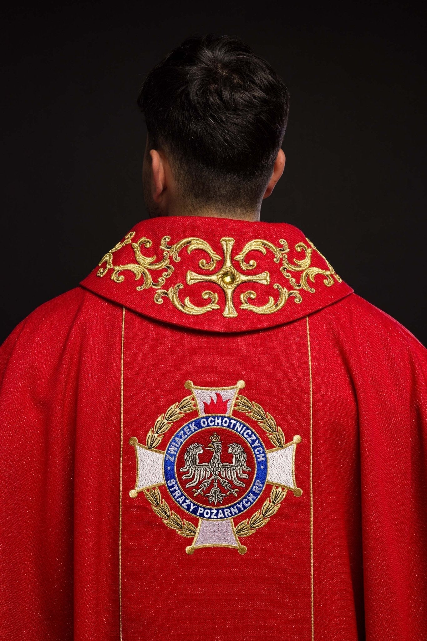 Casulla ricamente bordada con la imagen de San Floriano
