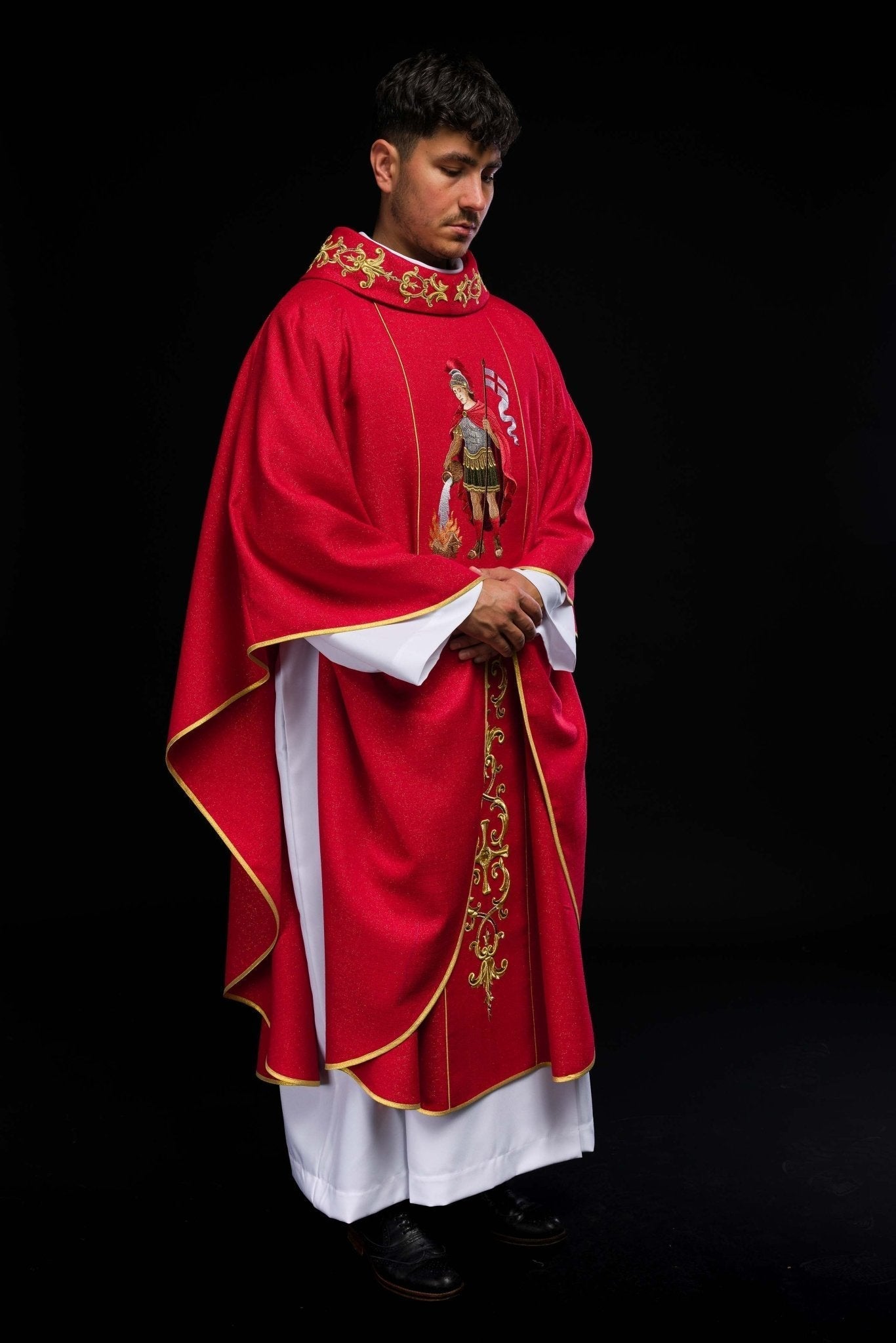 Casulla ricamente bordada con la imagen de San Floriano