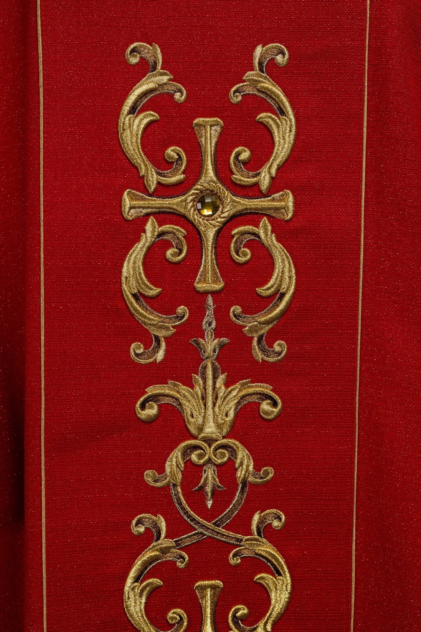 Casulla ricamente bordada con la imagen de San Floriano
