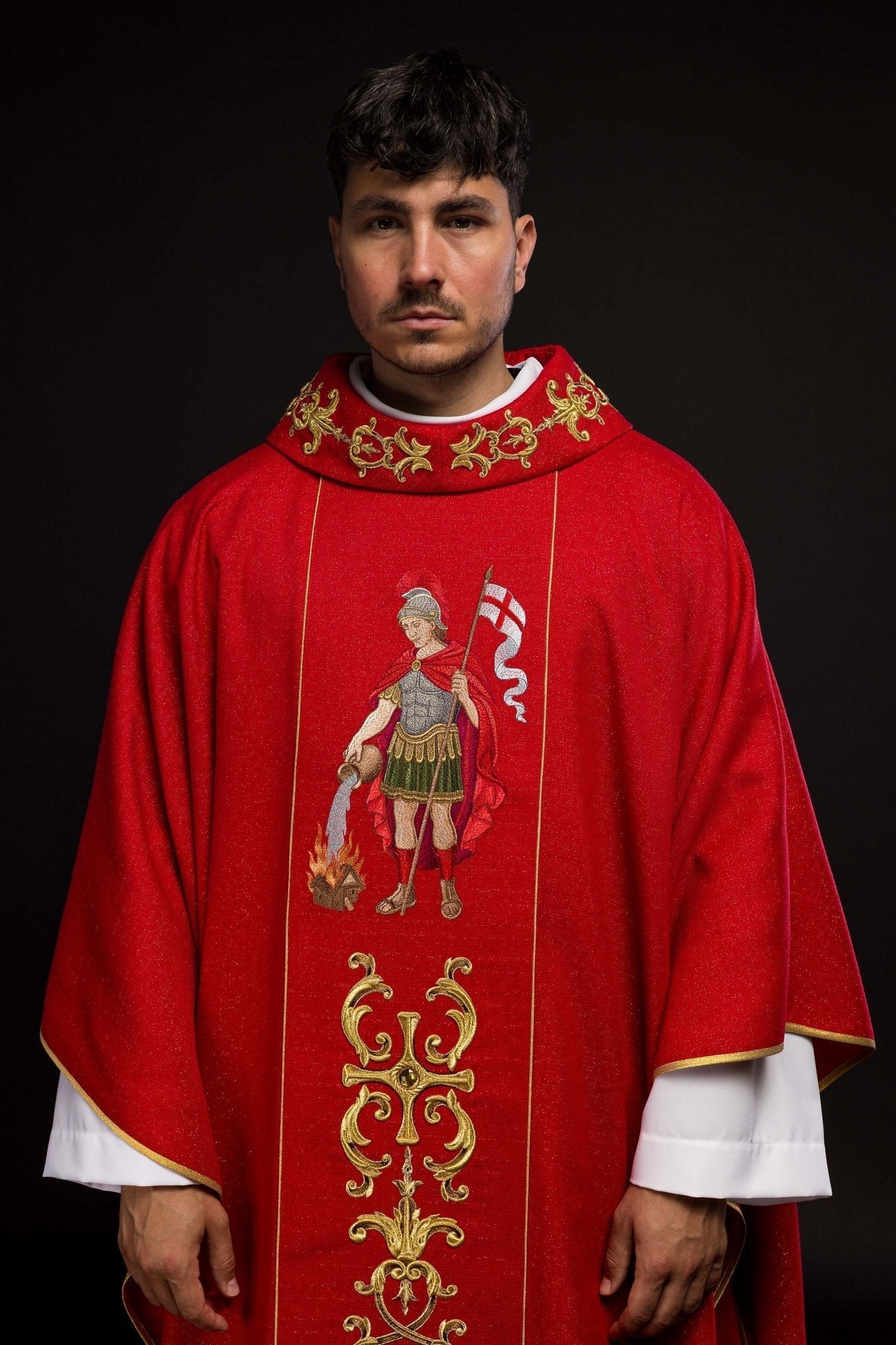 Casulla ricamente bordada con la imagen de San Floriano