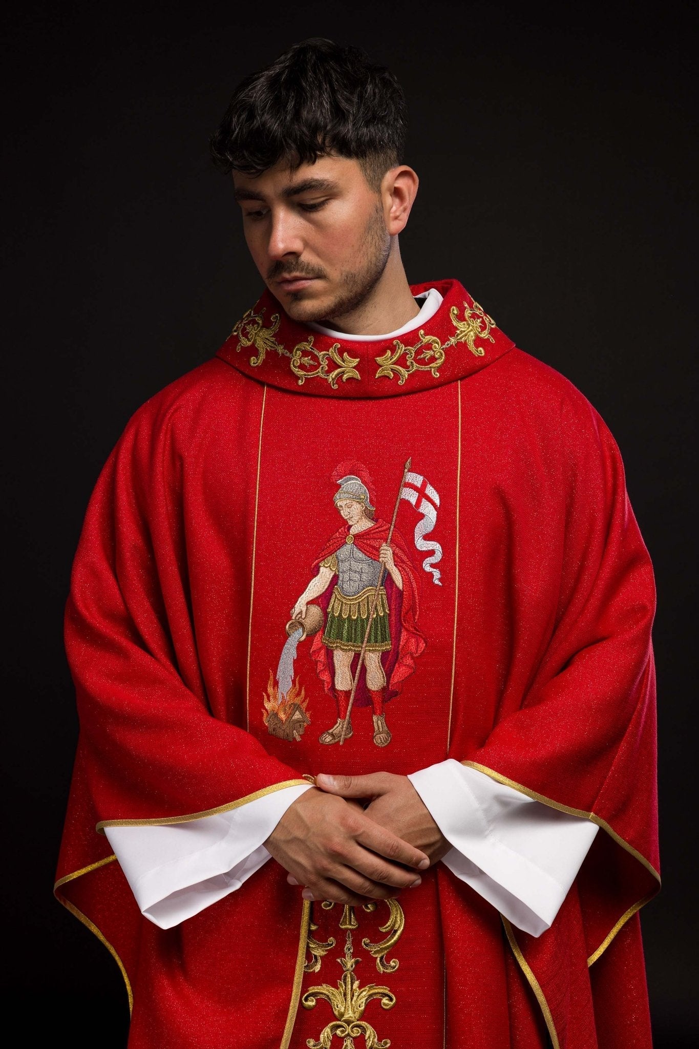 Casulla ricamente bordada con la imagen de San Floriano