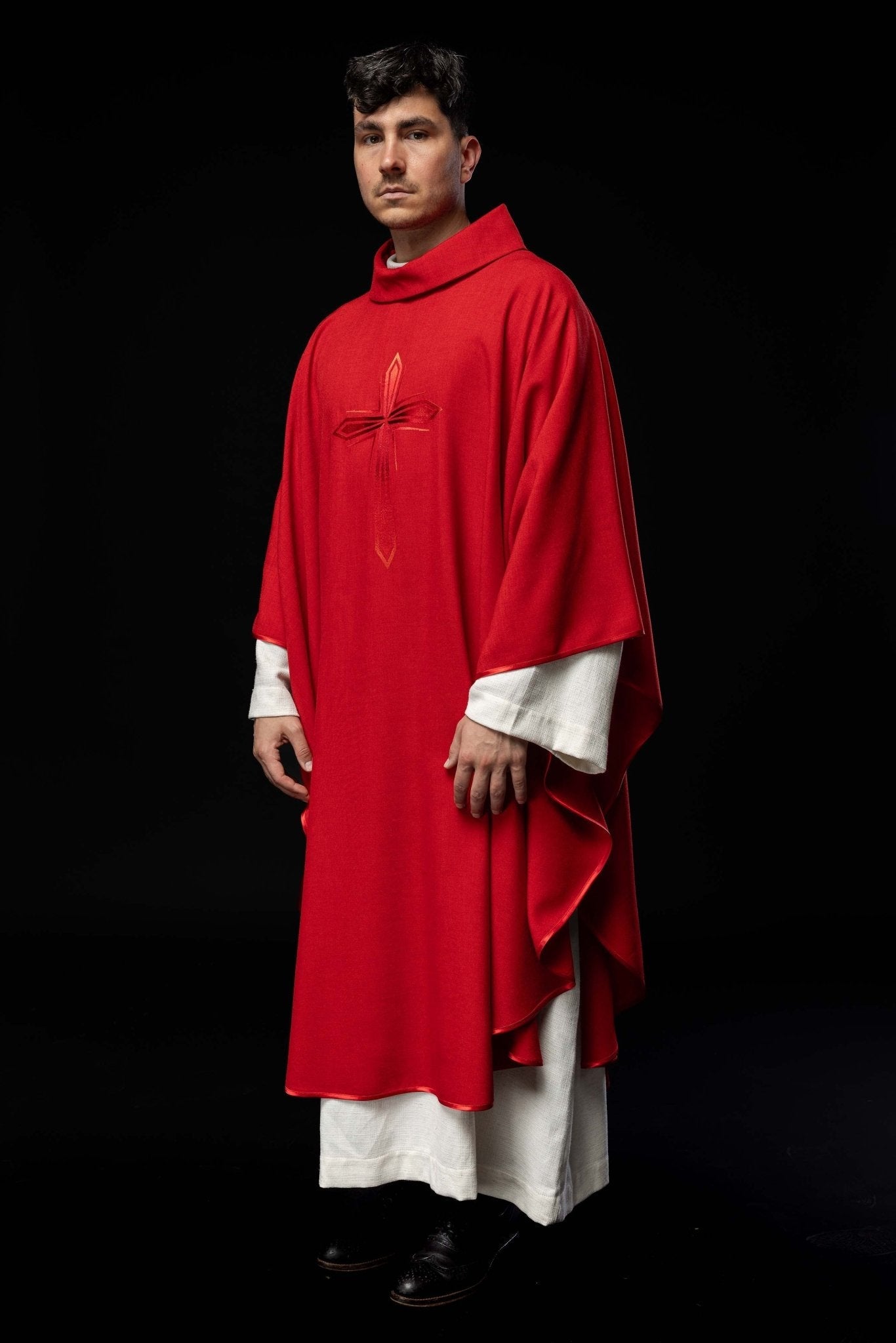Casulla roja bordada