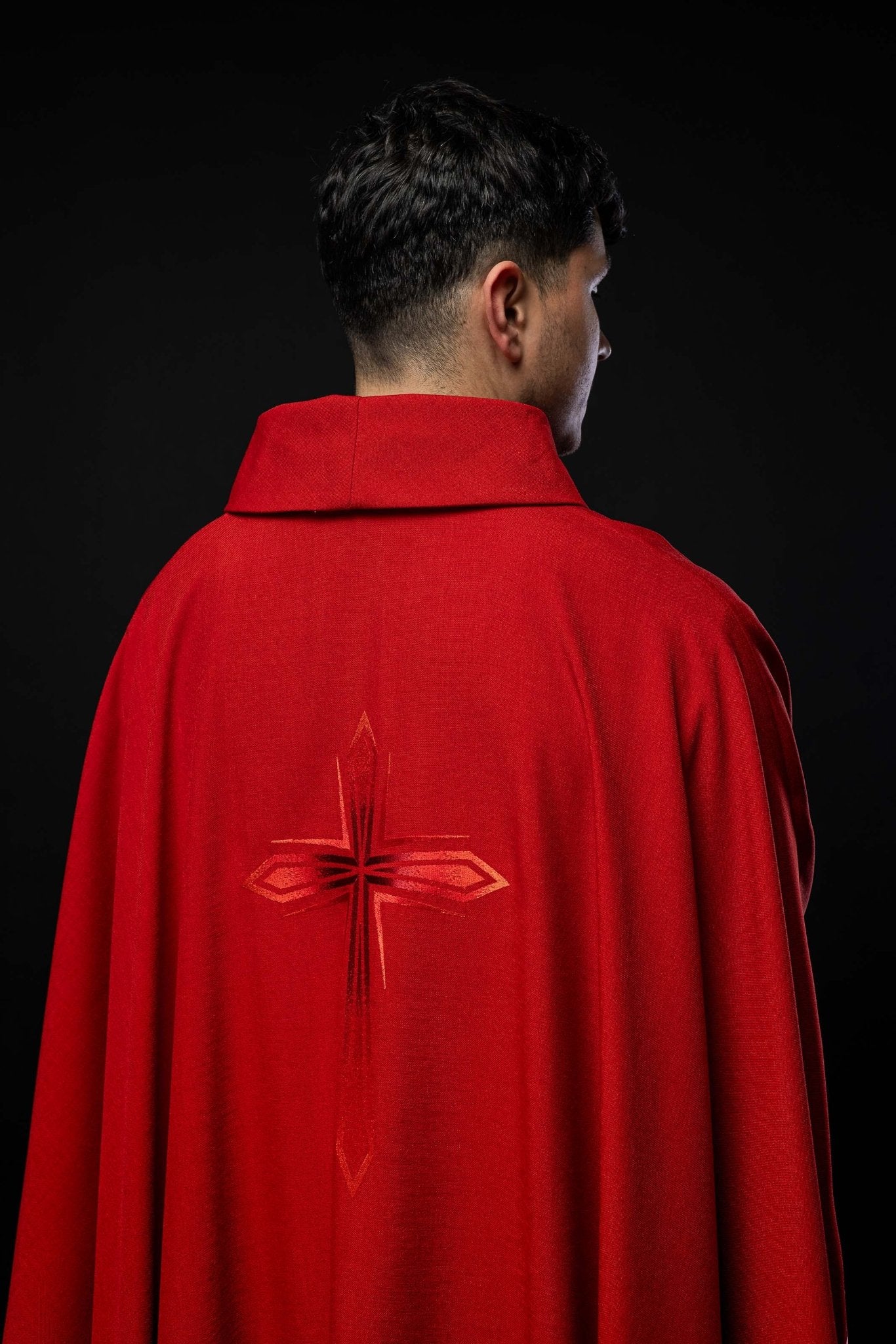 Casulla roja bordada