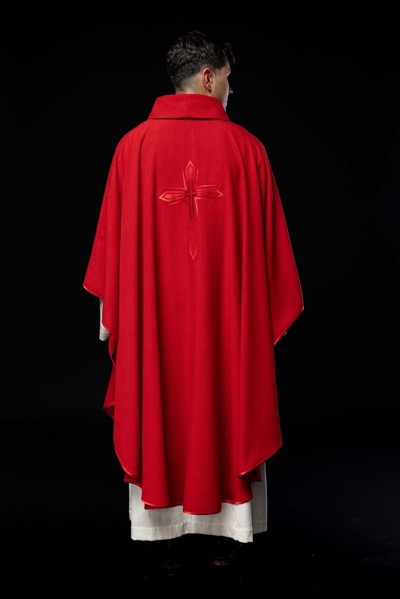 Casulla roja bordada