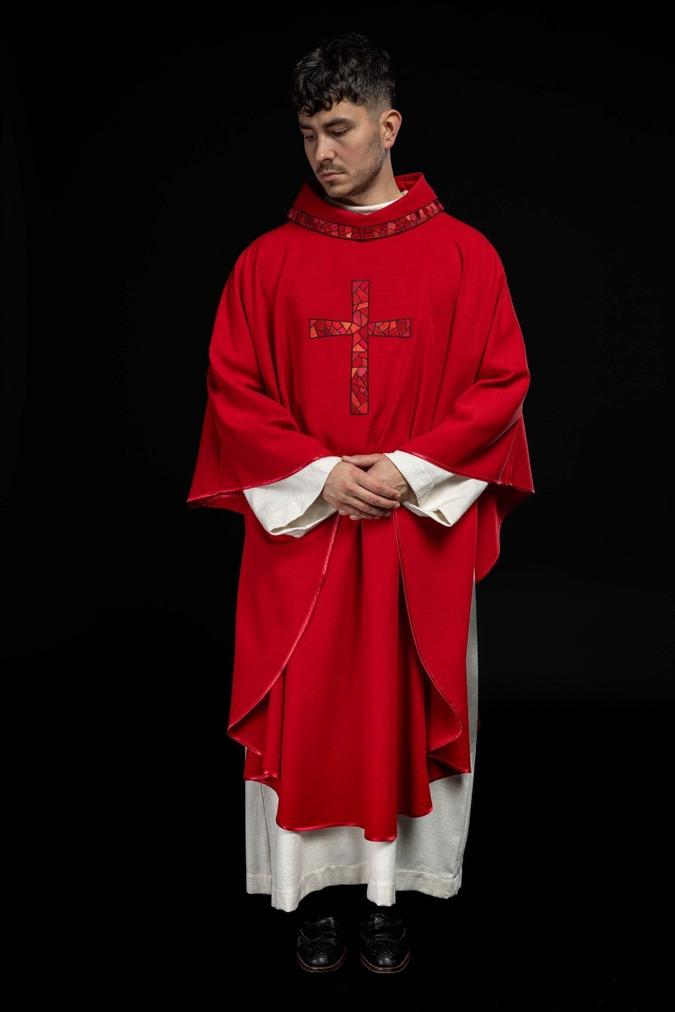 Casulla roja con bordado Cruz