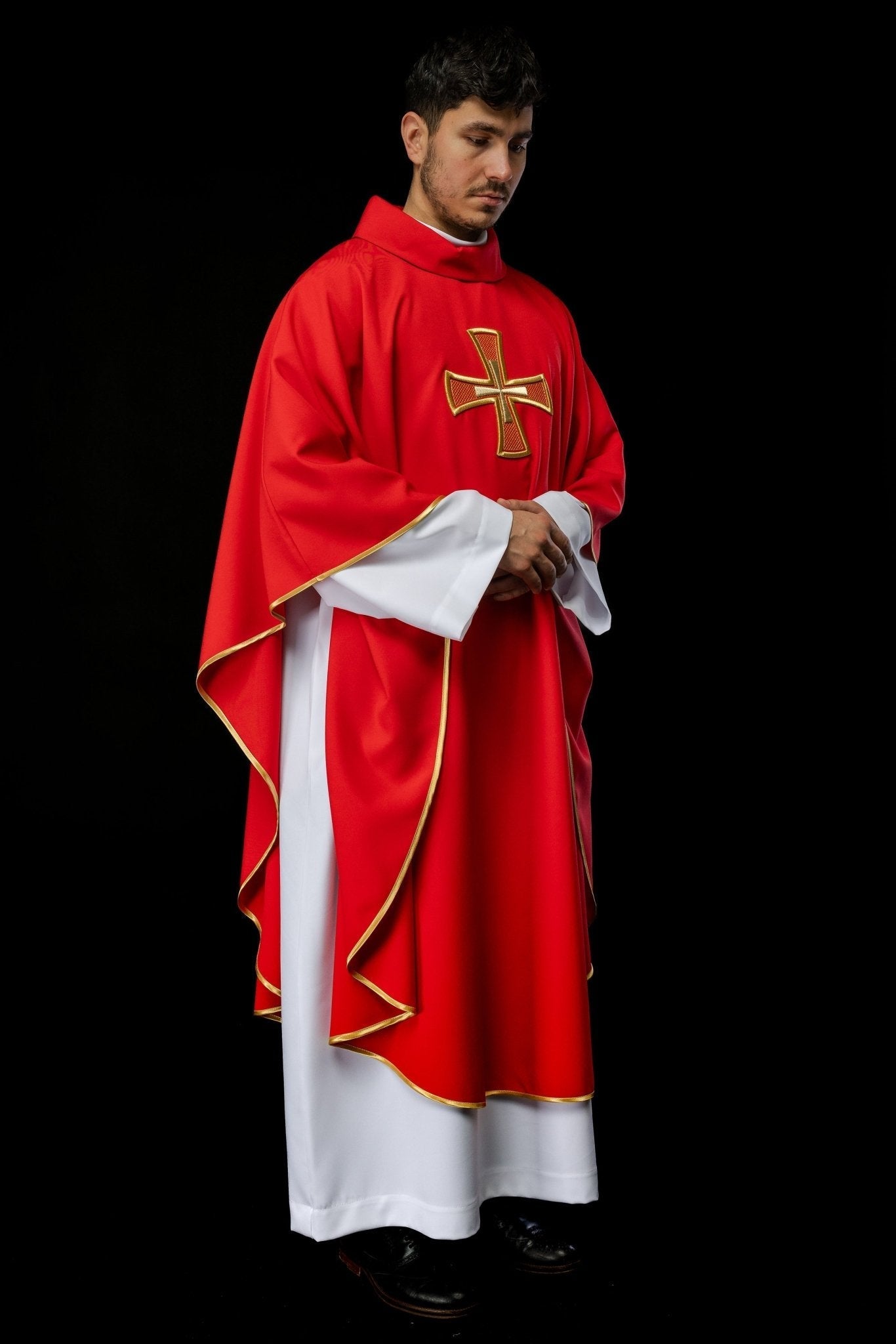 Casulla roja con bordado Cruz