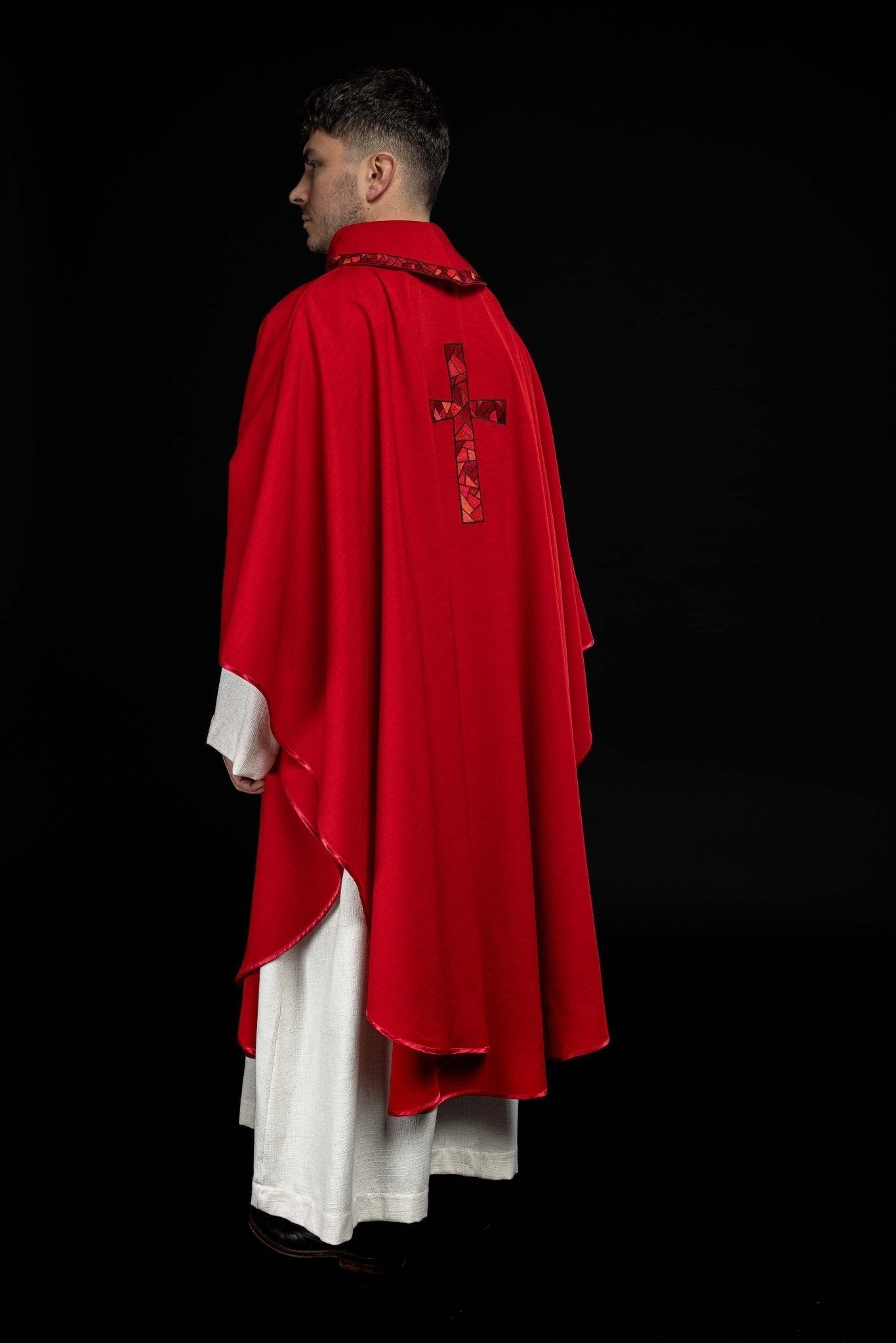 Casulla roja con bordado Cruz