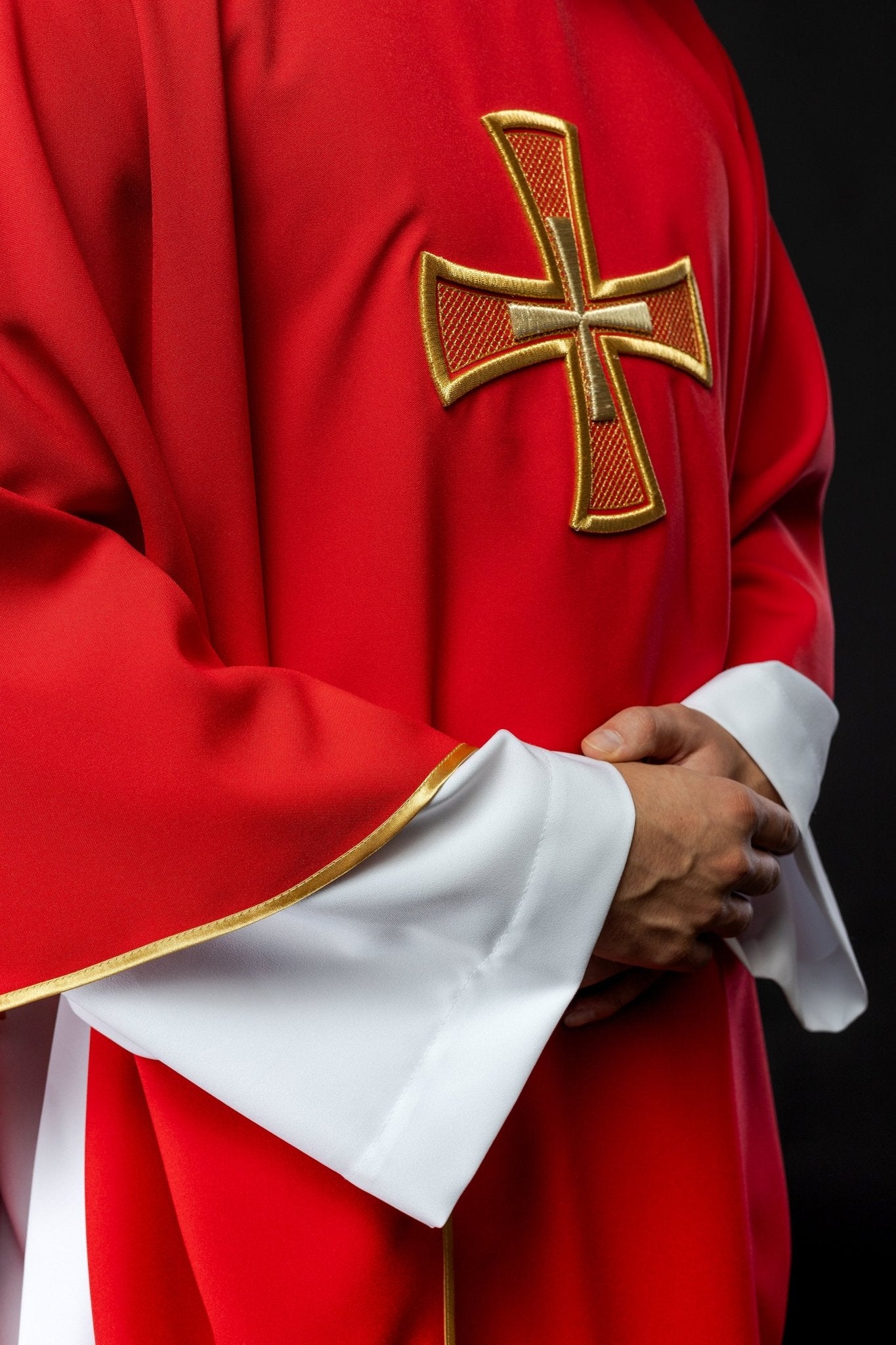 Casulla roja con bordado Cruz