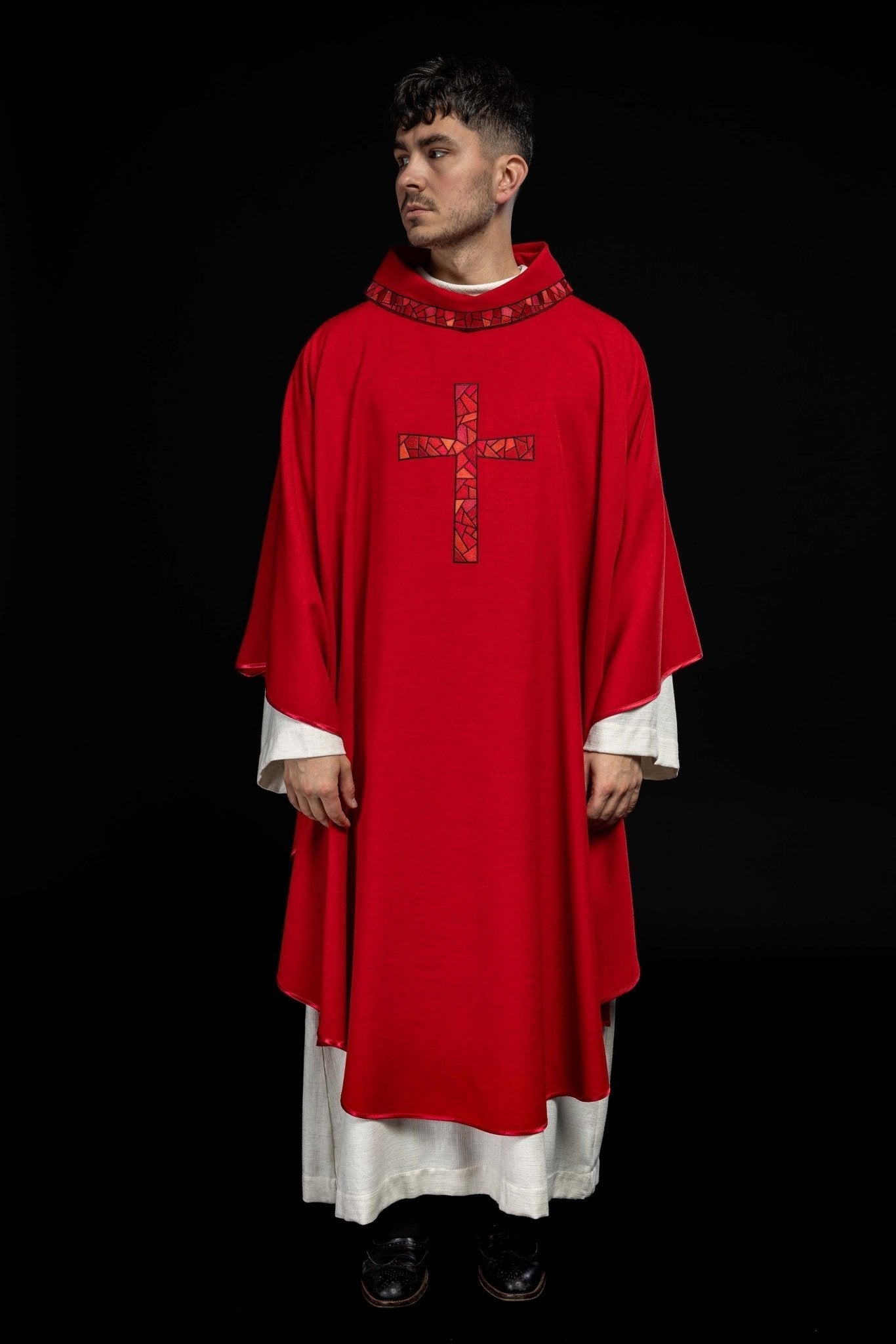 Casulla roja con bordado Cruz