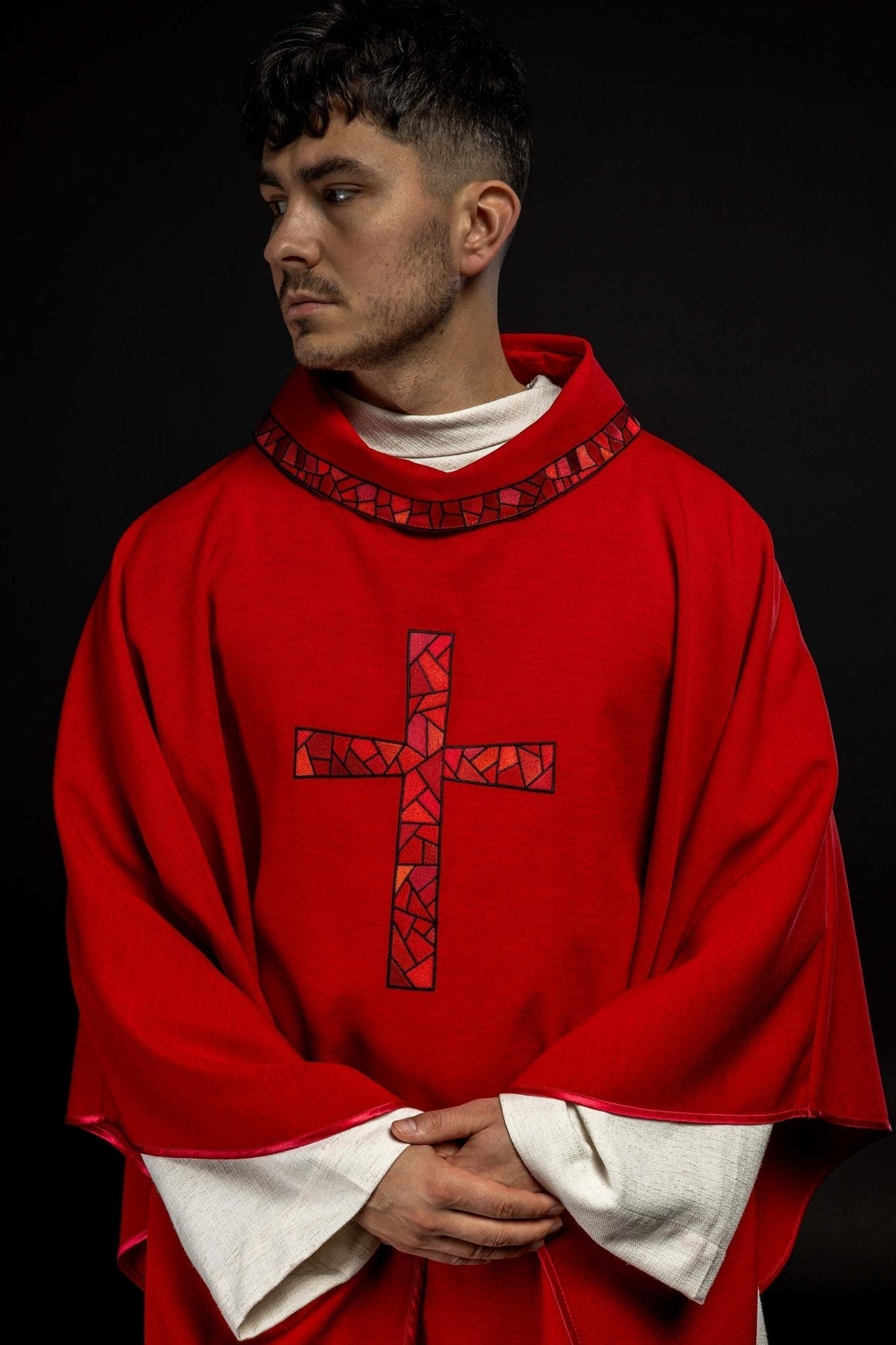 Casulla roja con bordado Cruz