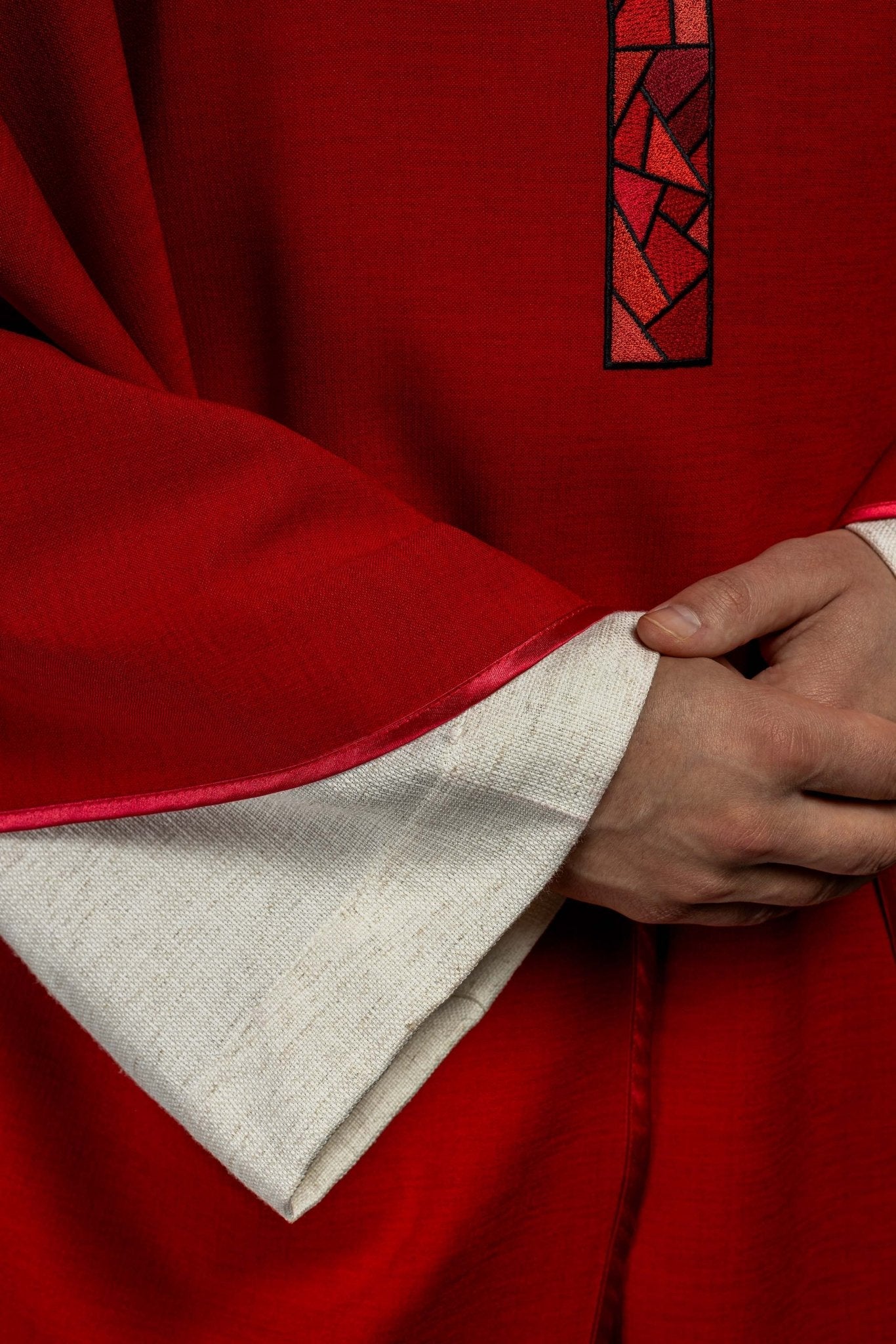 Casulla roja con bordado Cruz