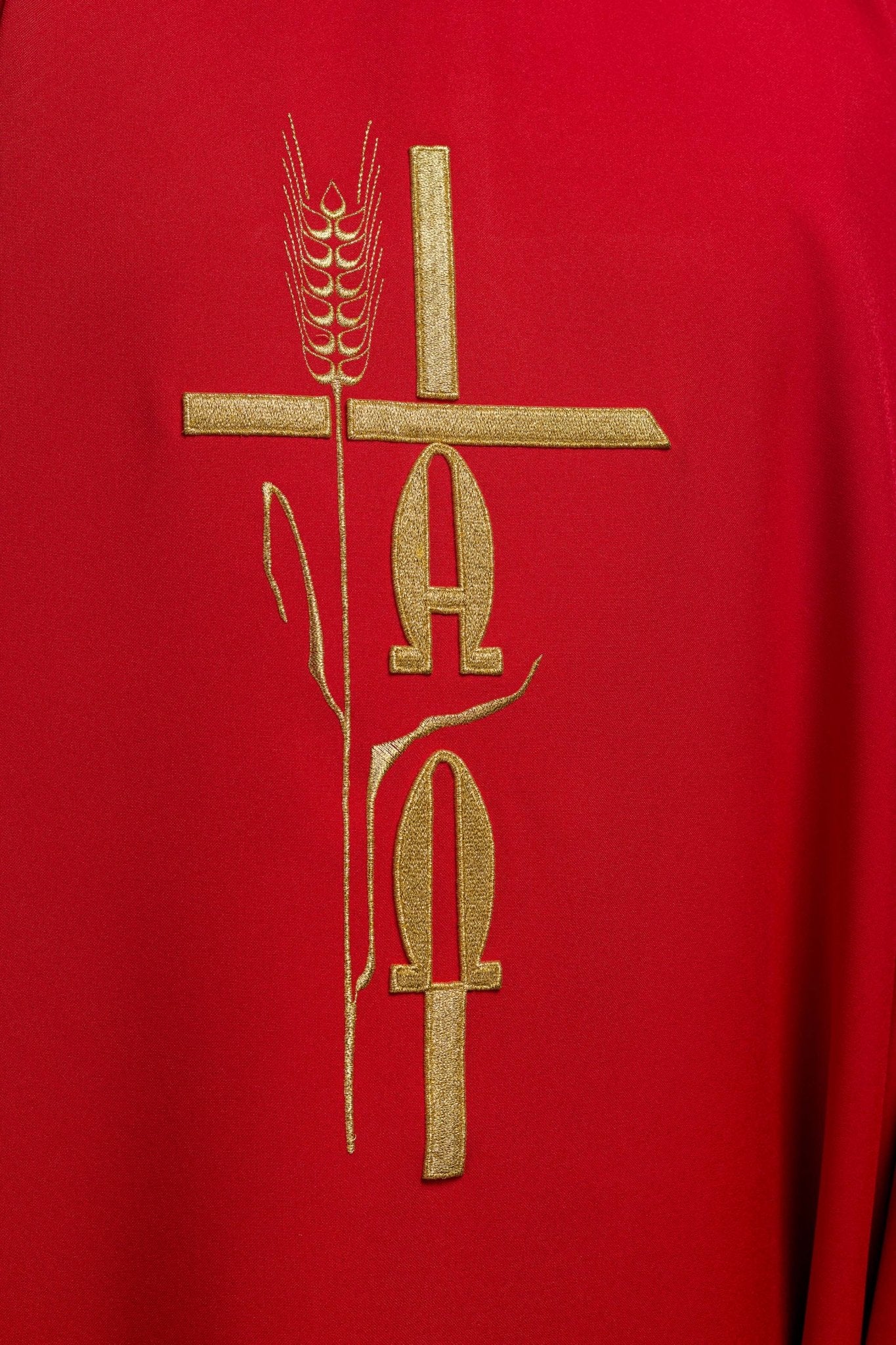 Casulla roja con bordado Cruz, Alfa y Omega