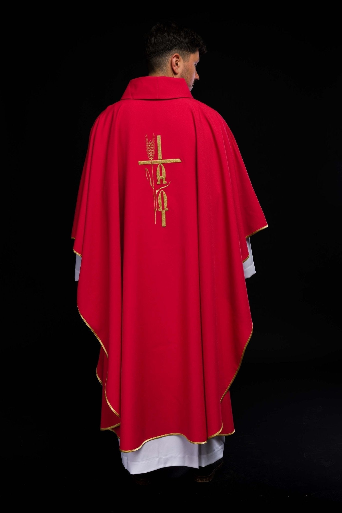 Casulla roja con bordado Cruz, Alfa y Omega