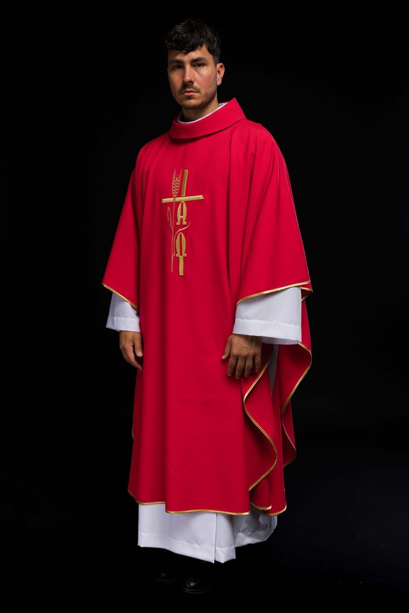 Casulla roja con bordado Cruz, Alfa y Omega