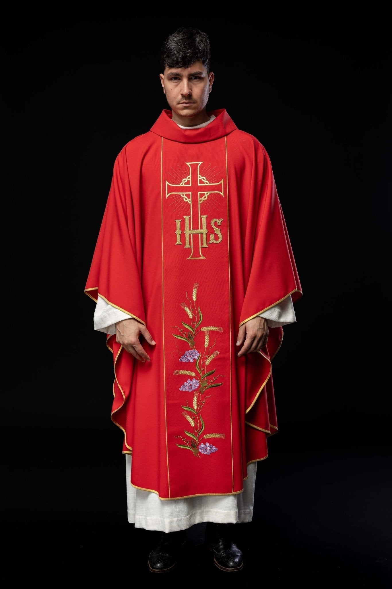 Casulla roja con bordado Cruz, IHS y hojas de vid