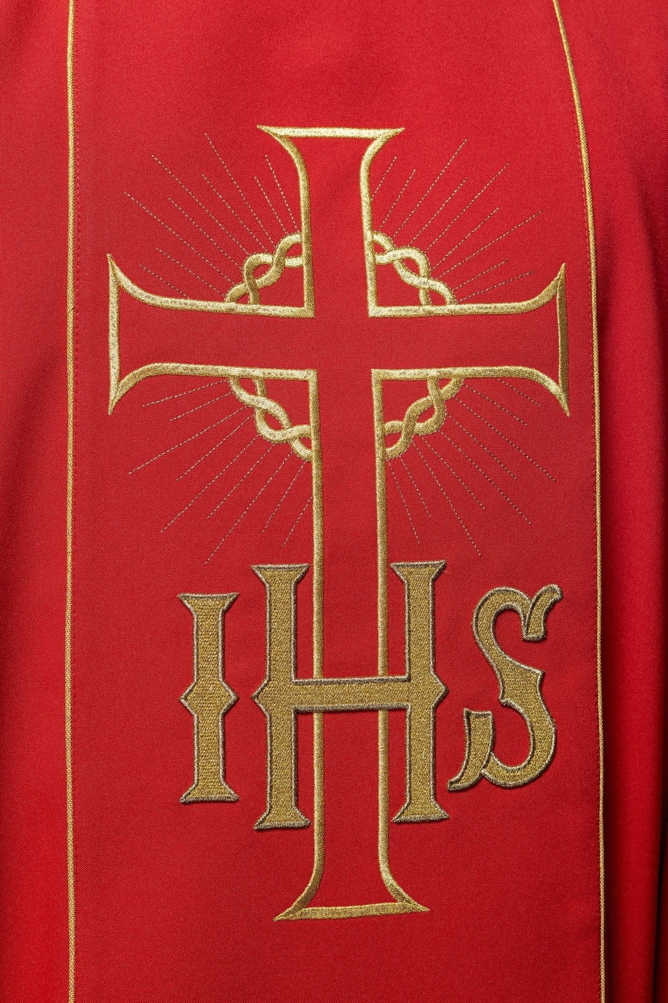 Casulla roja con bordado Cruz, IHS y hojas de vid