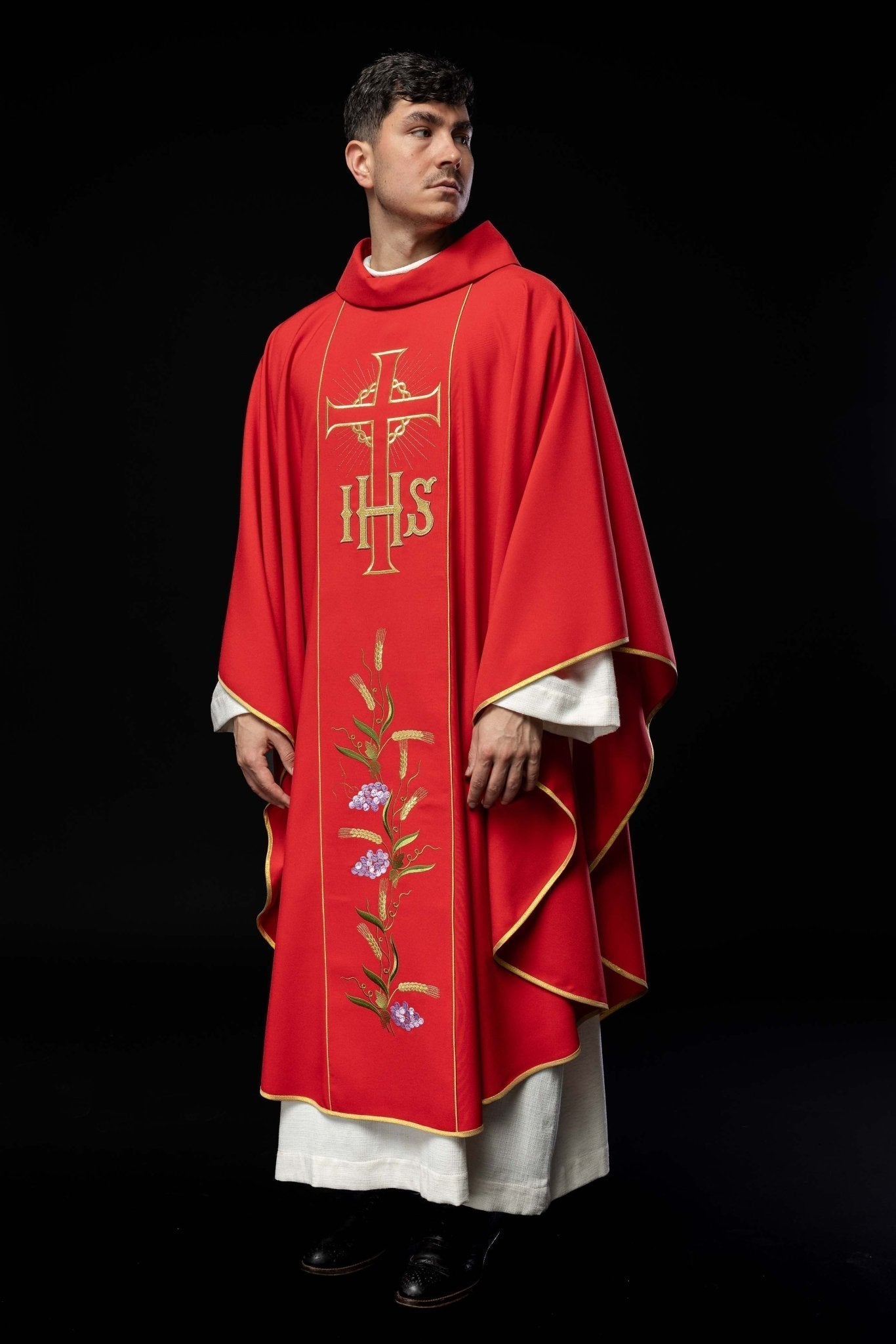 Casulla roja con bordado Cruz, IHS y hojas de vid