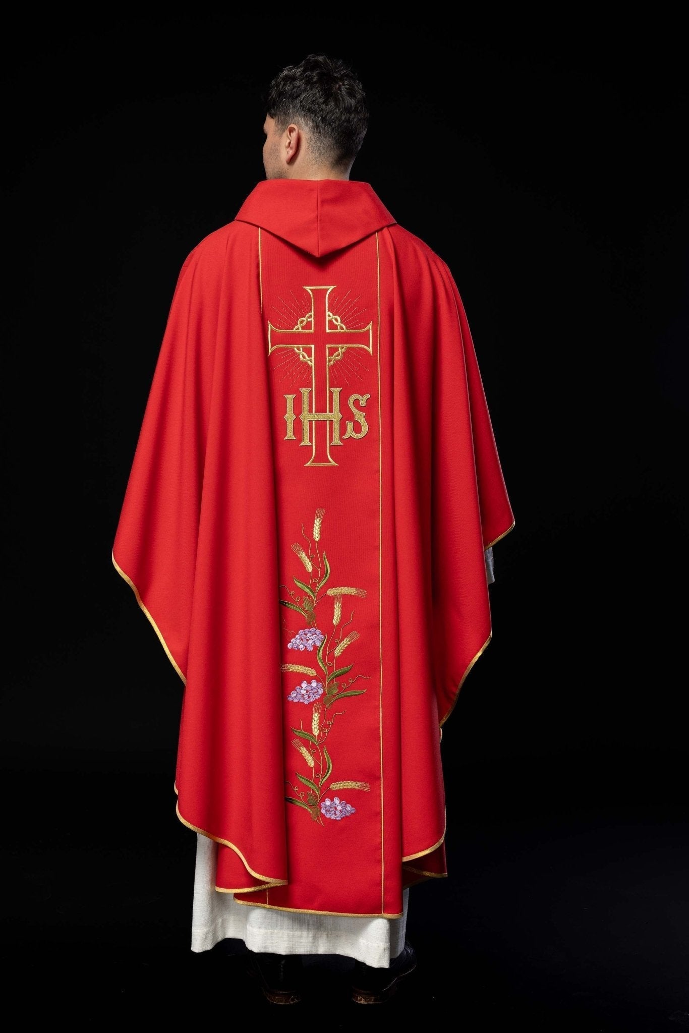 Casulla roja con bordado Cruz, IHS y hojas de vid