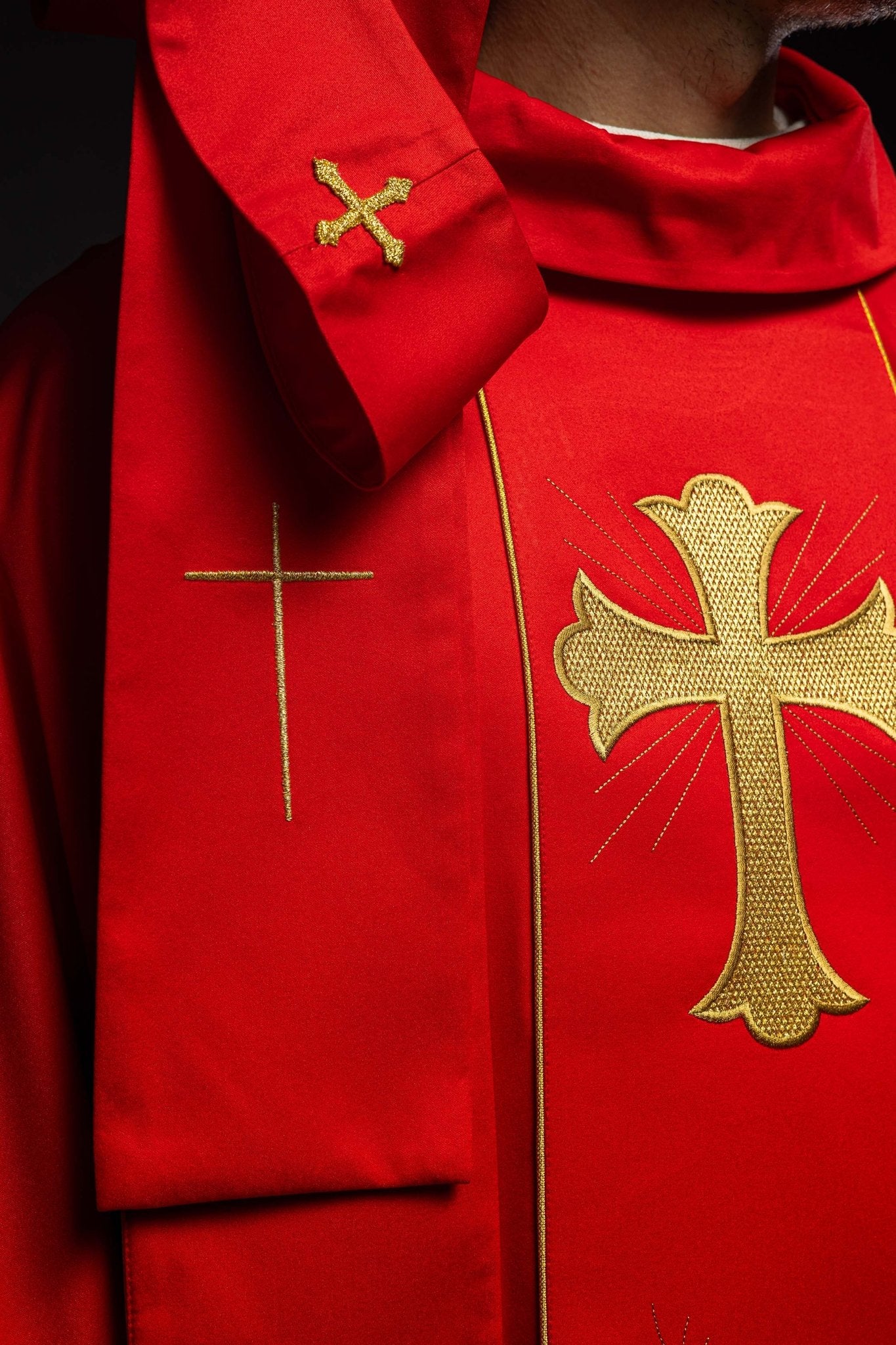 Casulla roja con bordado Cruz y Espigas