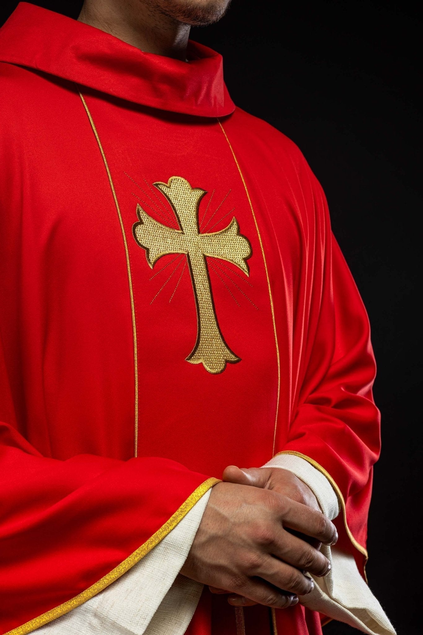 Casulla roja con bordado Cruz y Espigas