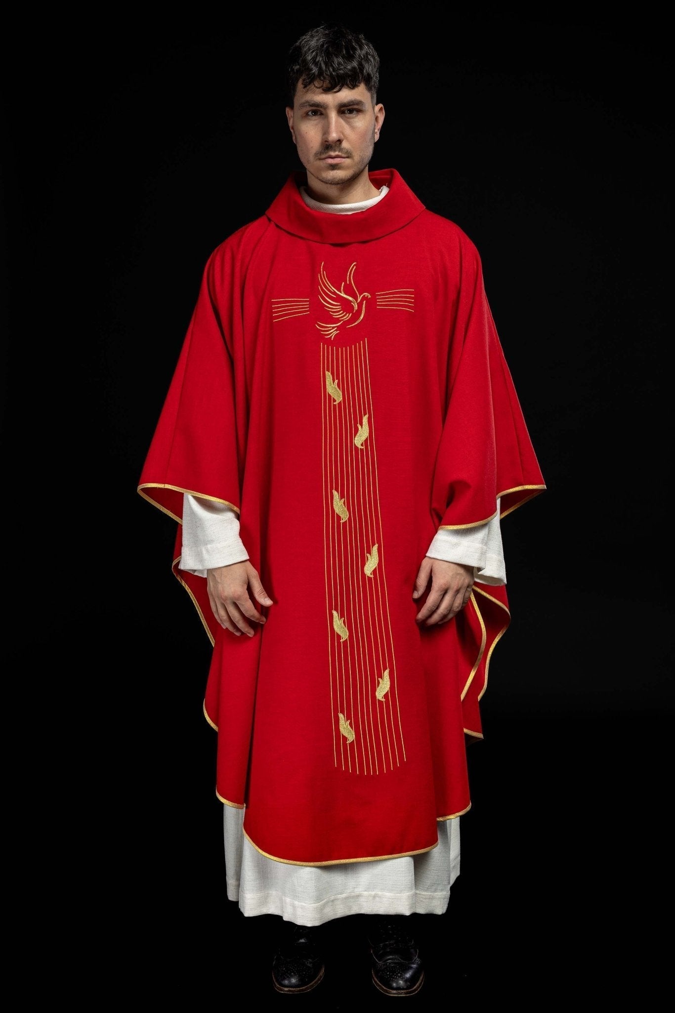 Casulla roja con bordado del Espíritu Santo