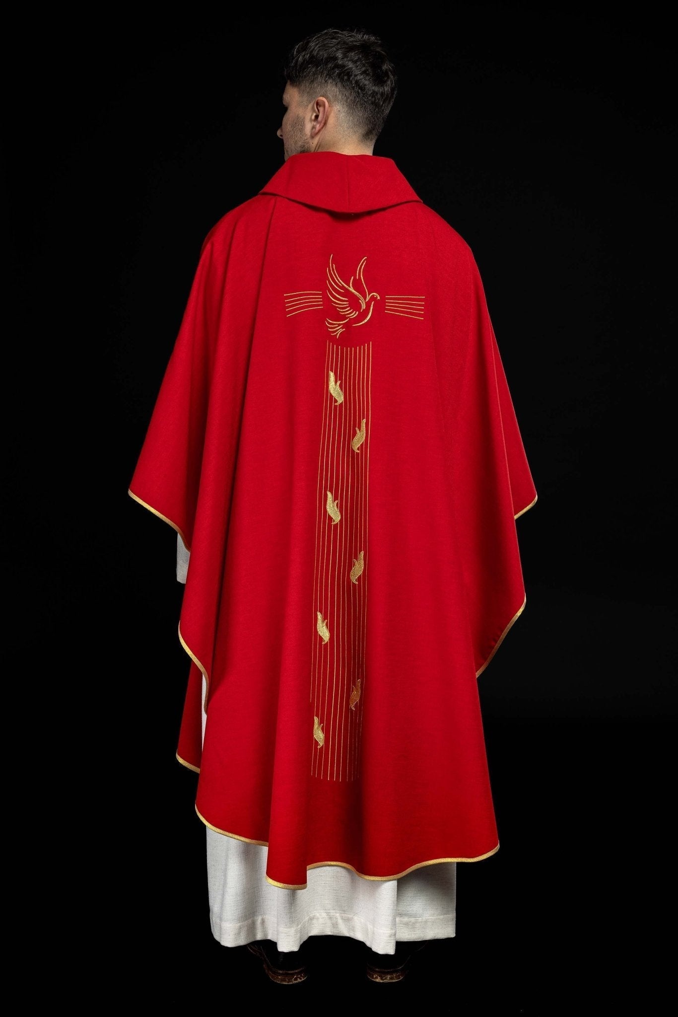 Casulla roja con bordado del Espíritu Santo