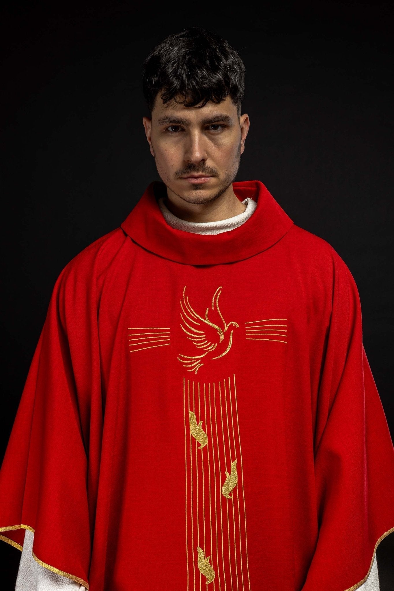 Casulla roja con bordado del Espíritu Santo