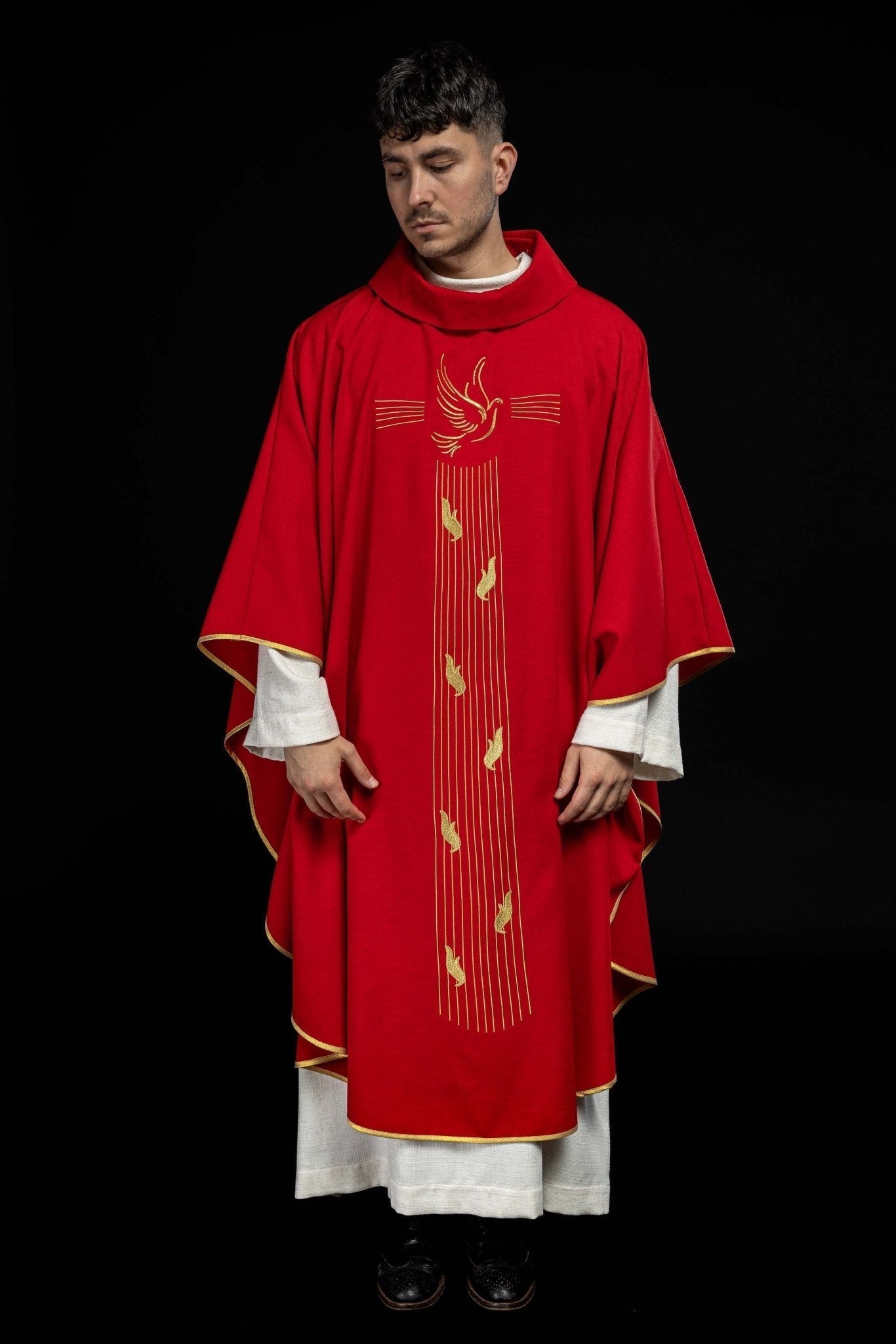 Casulla roja con bordado del Espíritu Santo