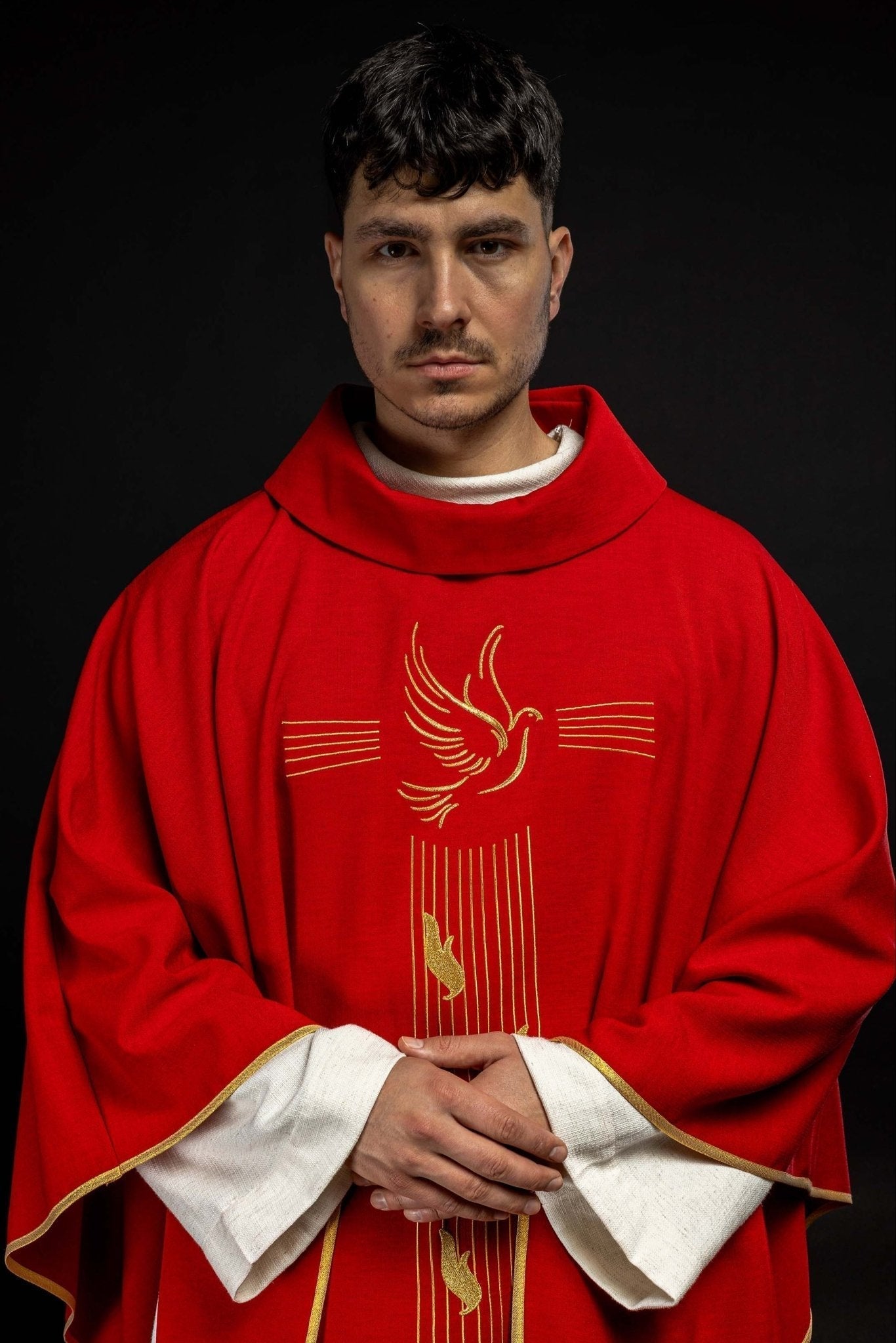 Casulla roja con bordado del Espíritu Santo