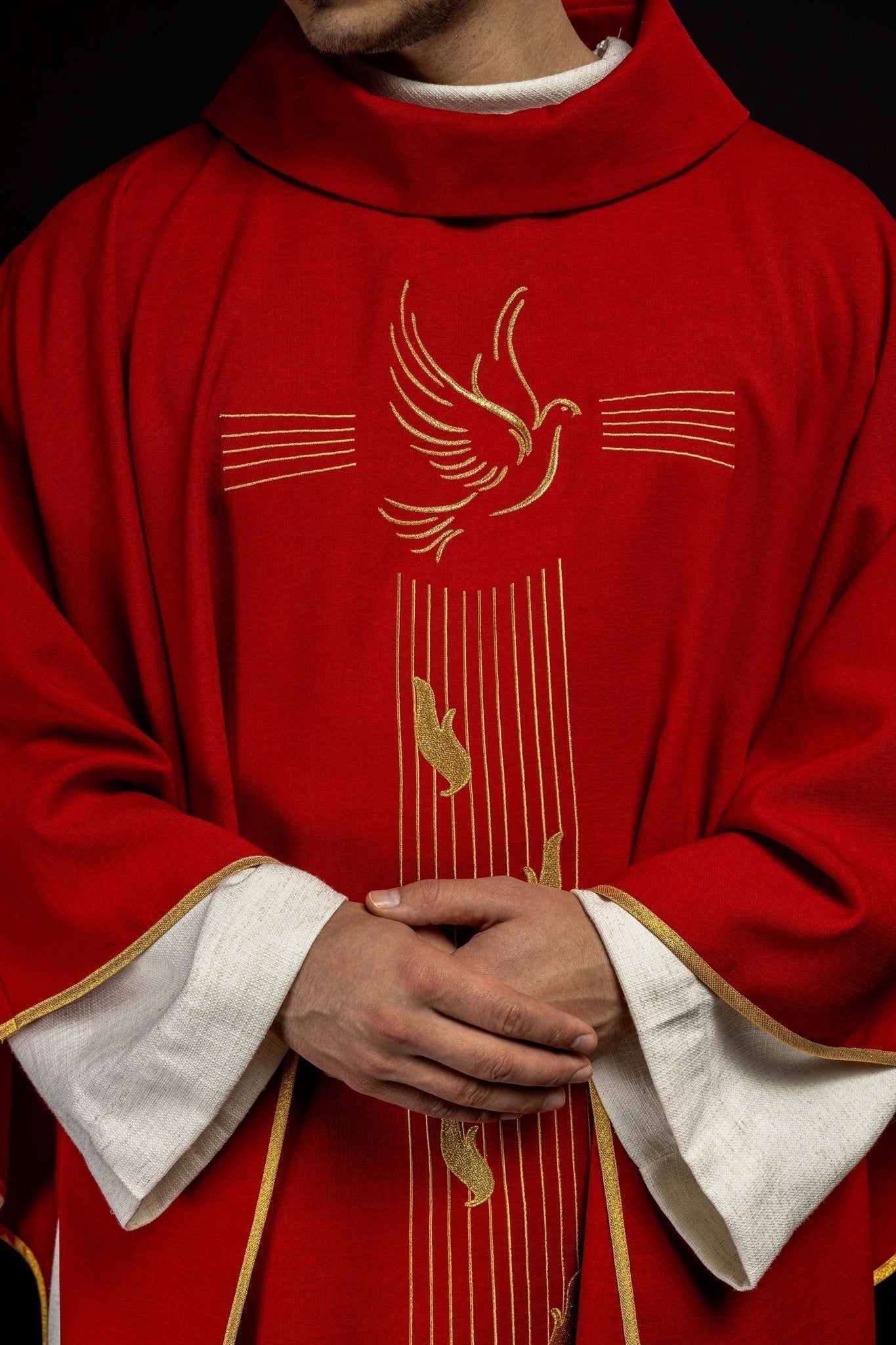 Casulla roja con bordado del Espíritu Santo