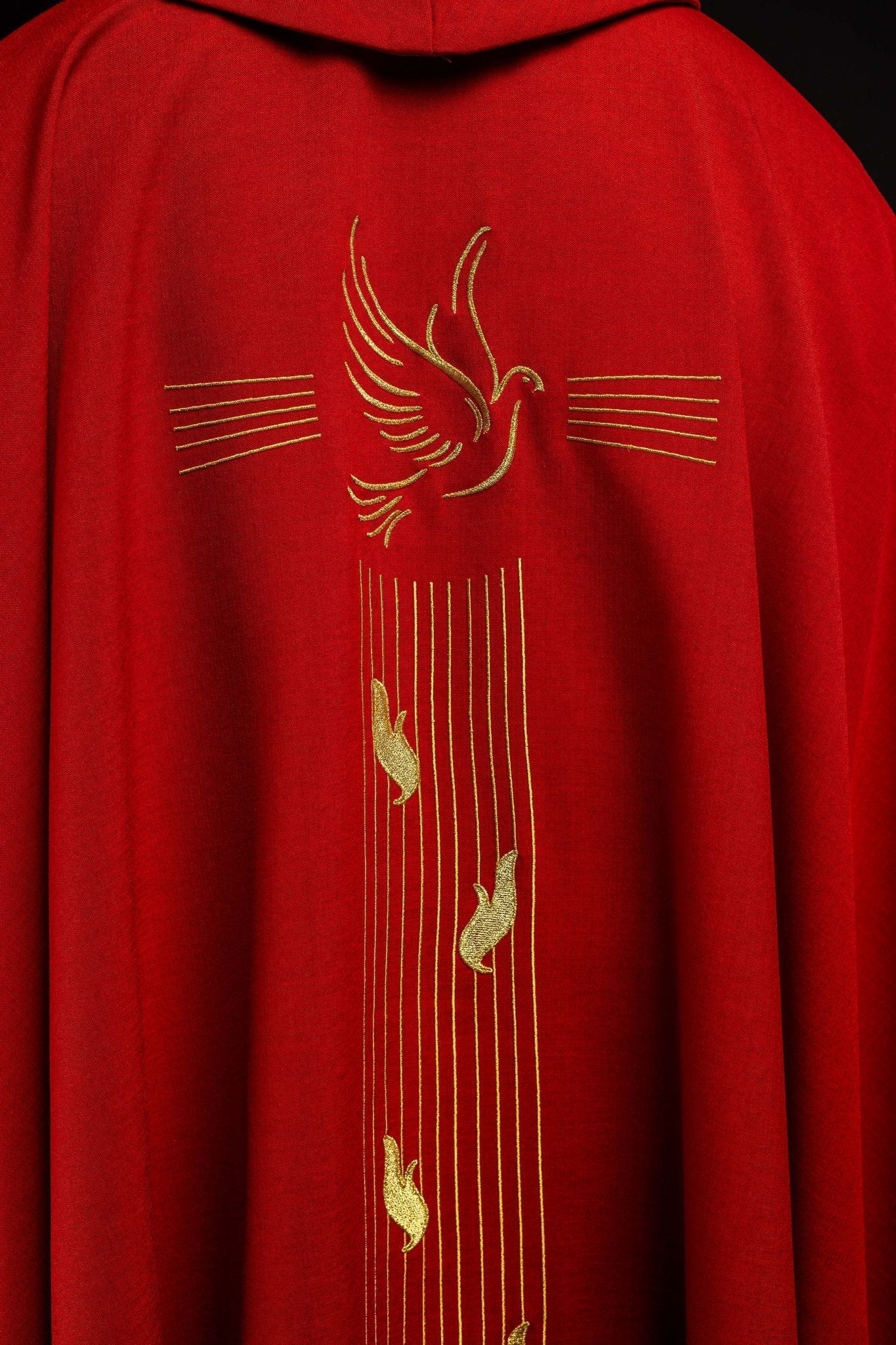 Casulla roja con bordado del Espíritu Santo