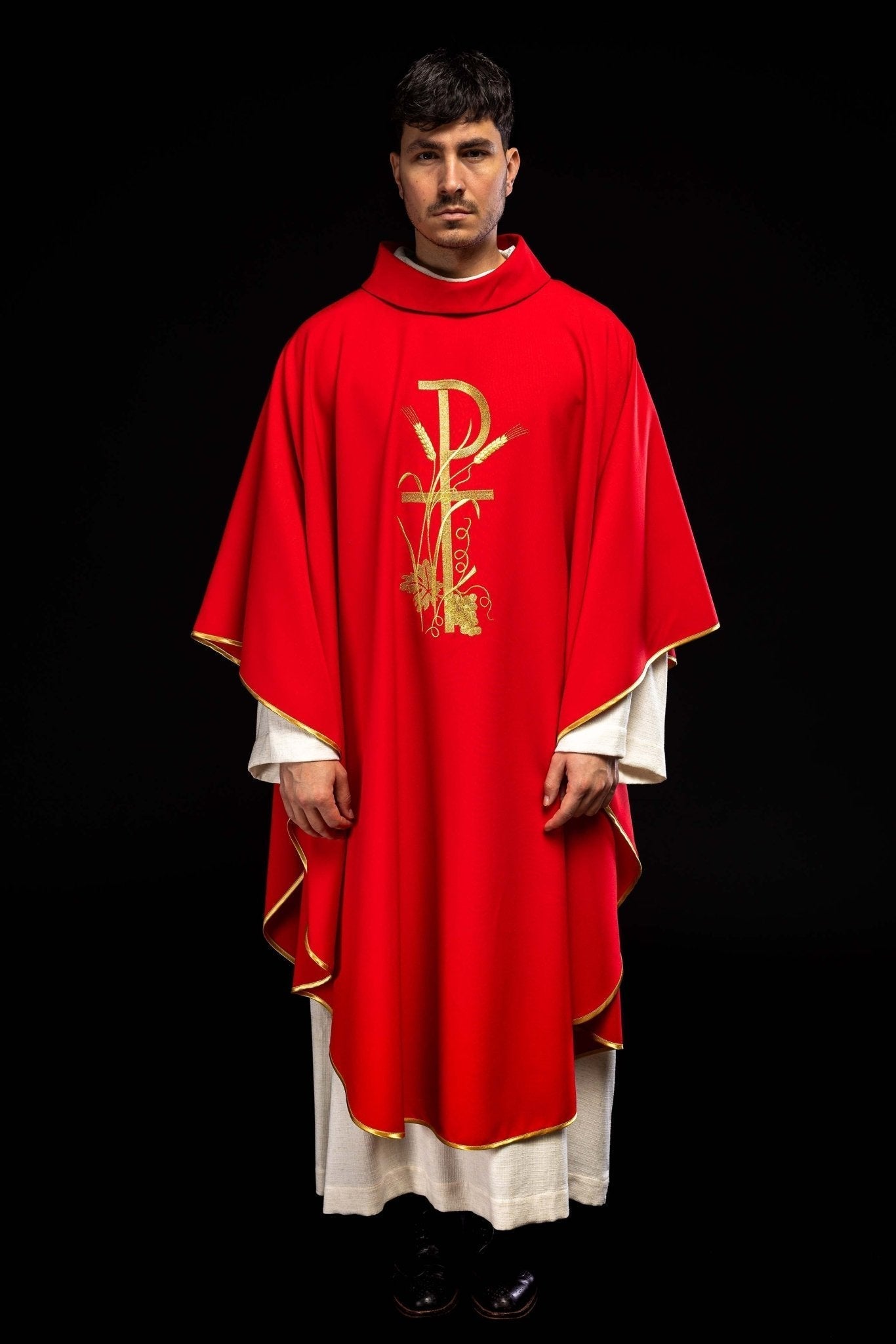 Casulla roja con bordado dorado Cruz