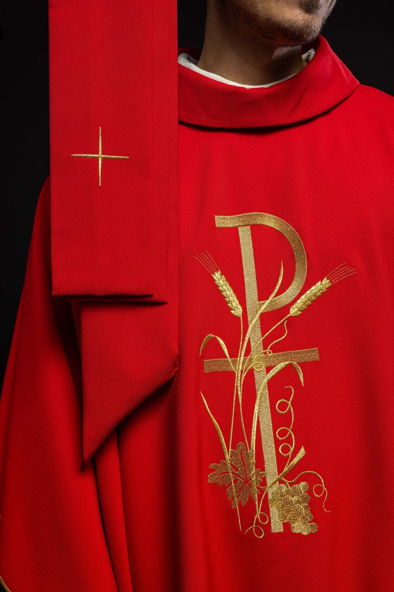 Casulla roja con bordado dorado Cruz
