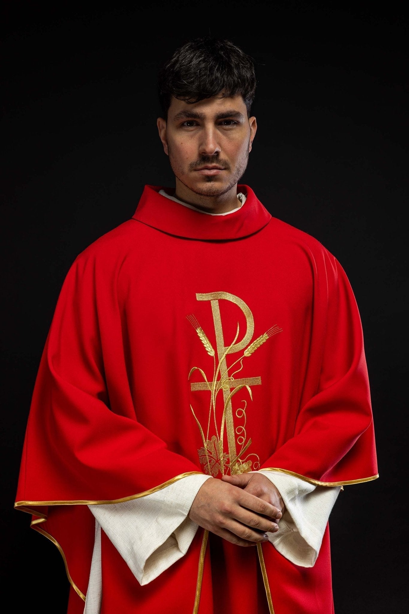 Casulla roja con bordado dorado Cruz