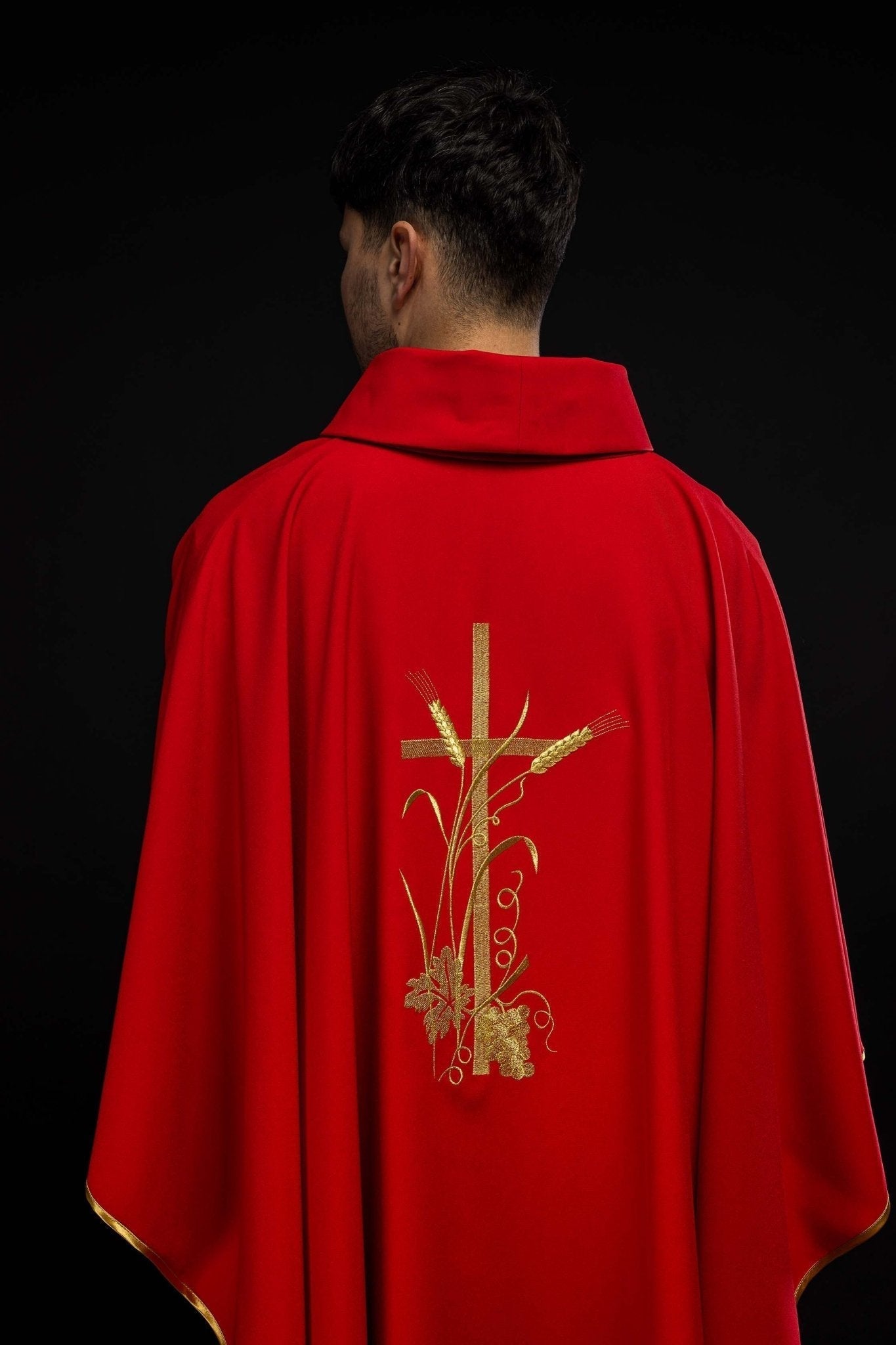 Casulla roja con bordado dorado Cruz