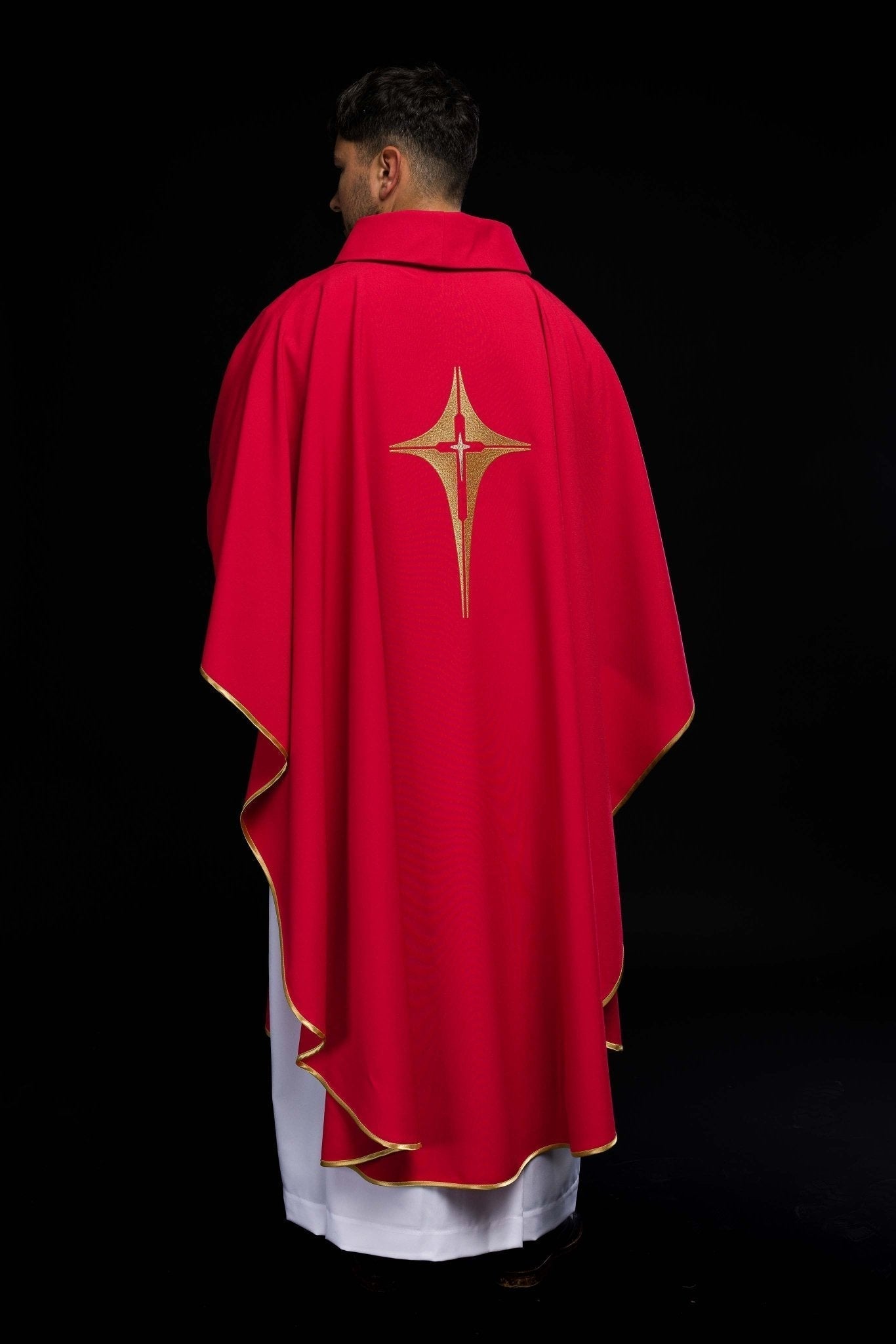 Casulla roja con bordado dorado Cruz