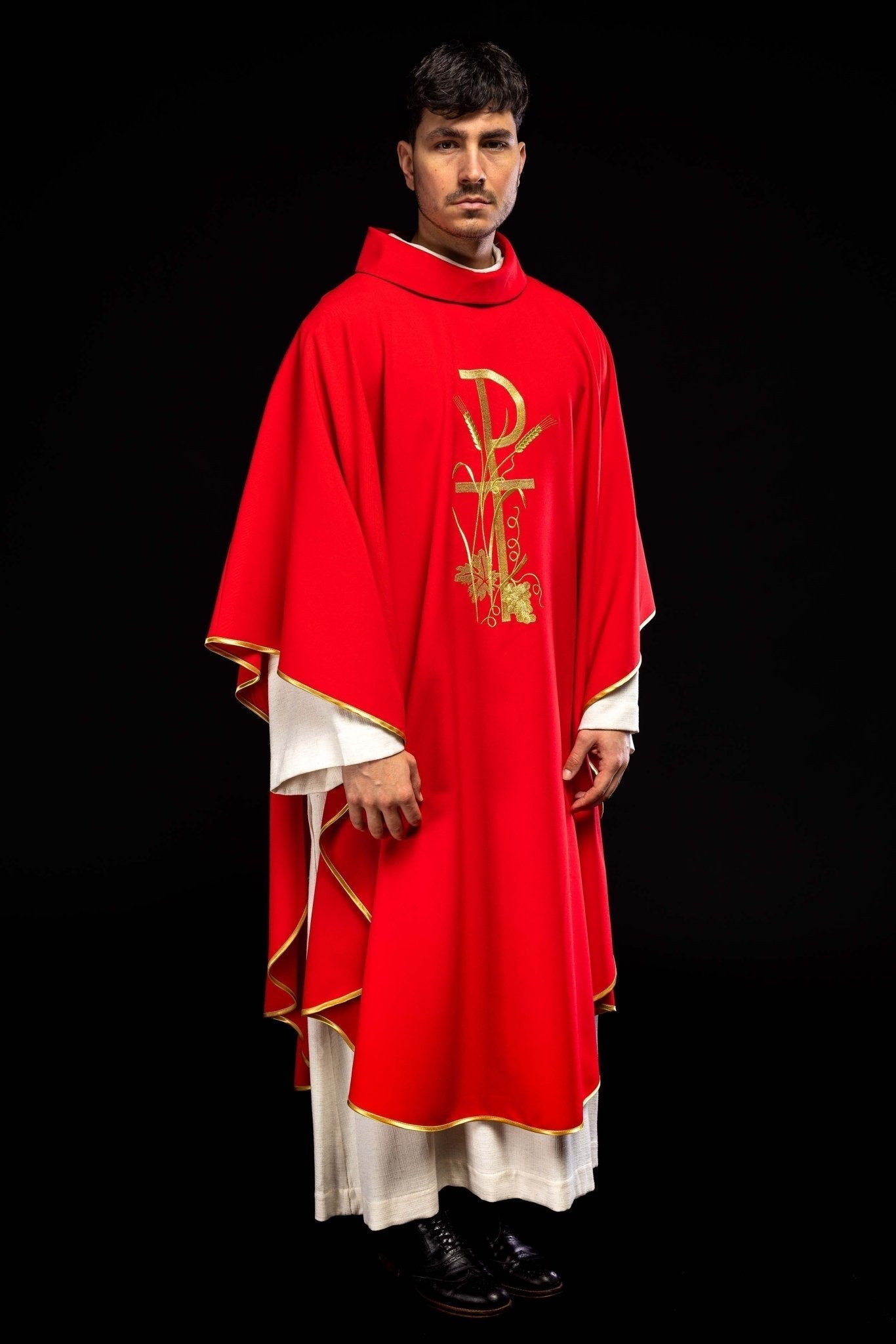 Casulla roja con bordado dorado Cruz