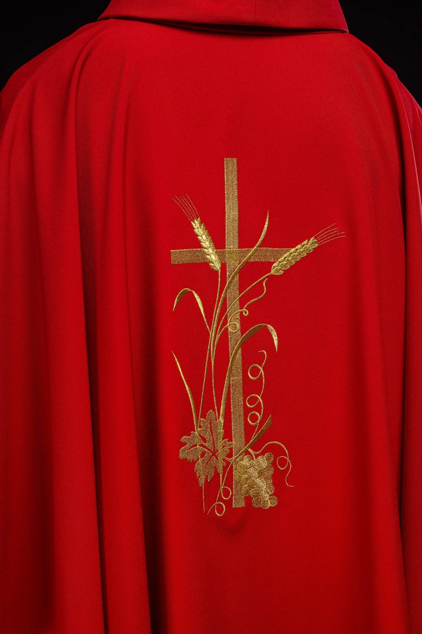 Casulla roja con bordado dorado Cruz