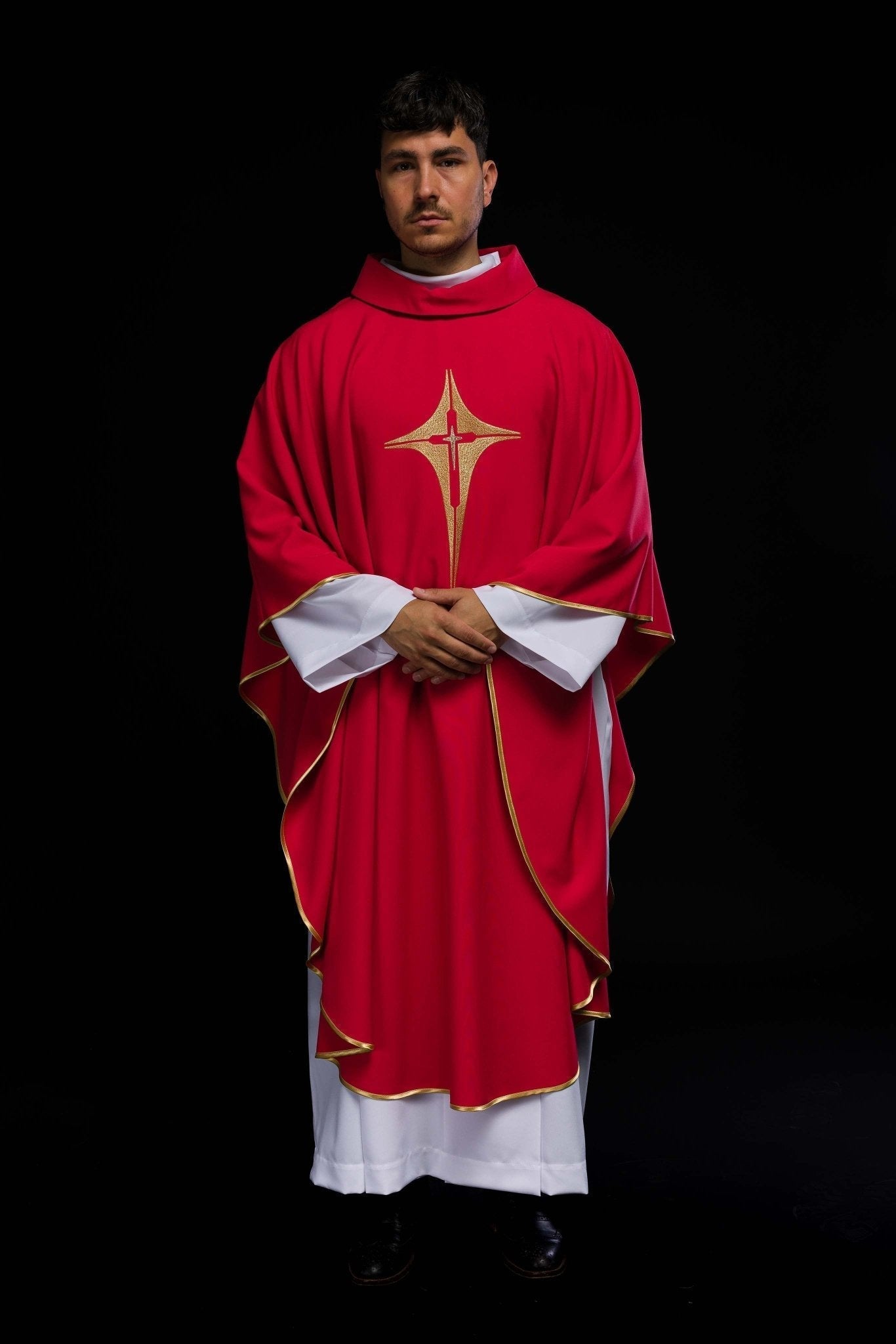 Casulla roja con bordado dorado Cruz