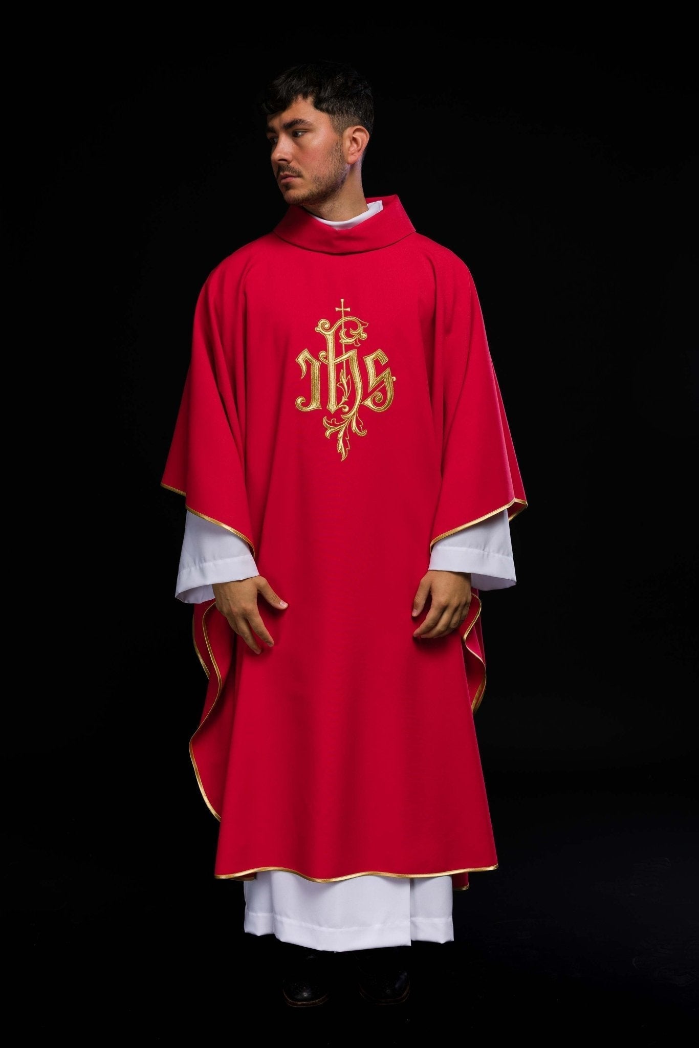 Casulla roja con bordado dorado IHS