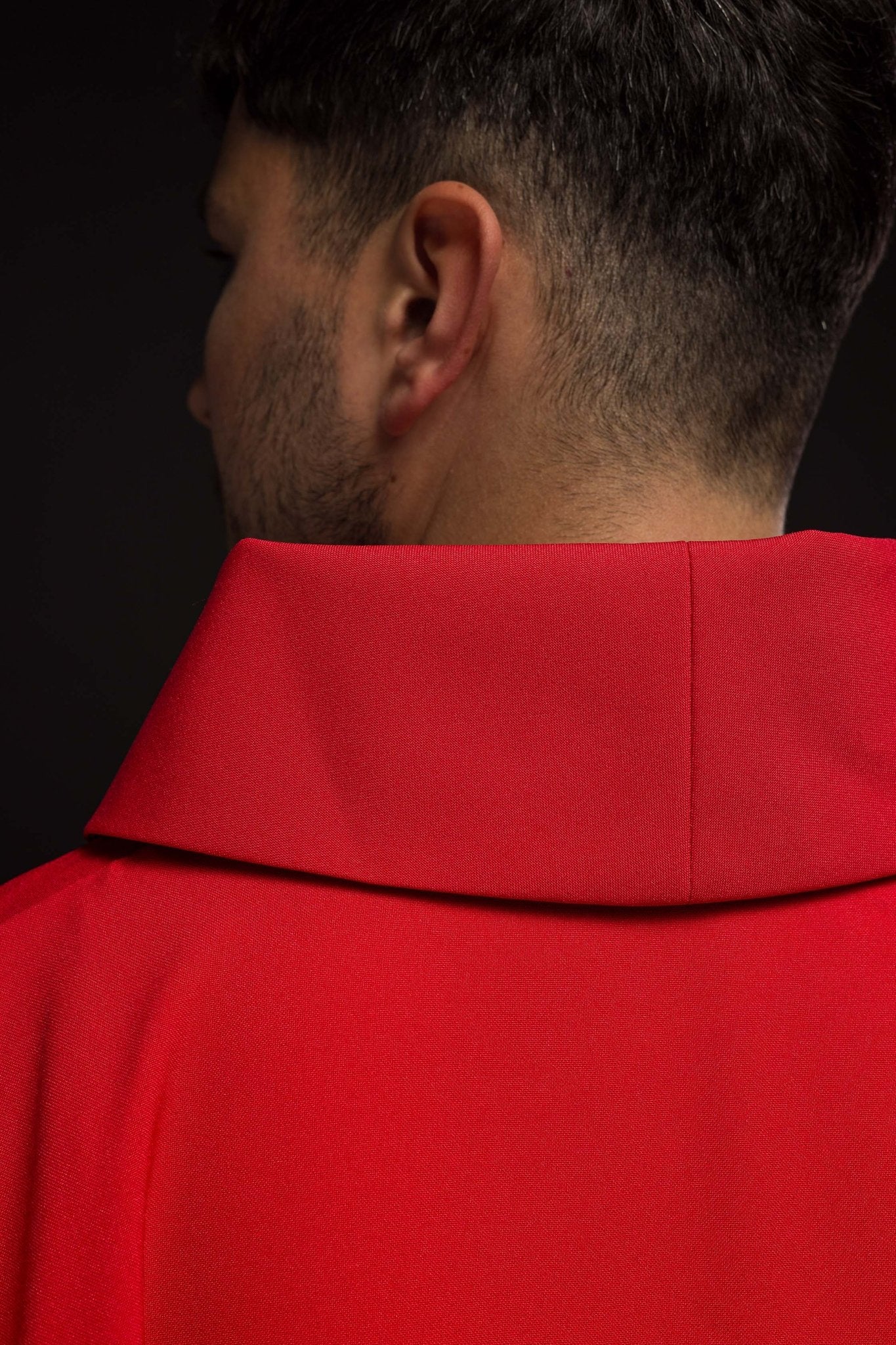Casulla roja con bordado dorado IHS