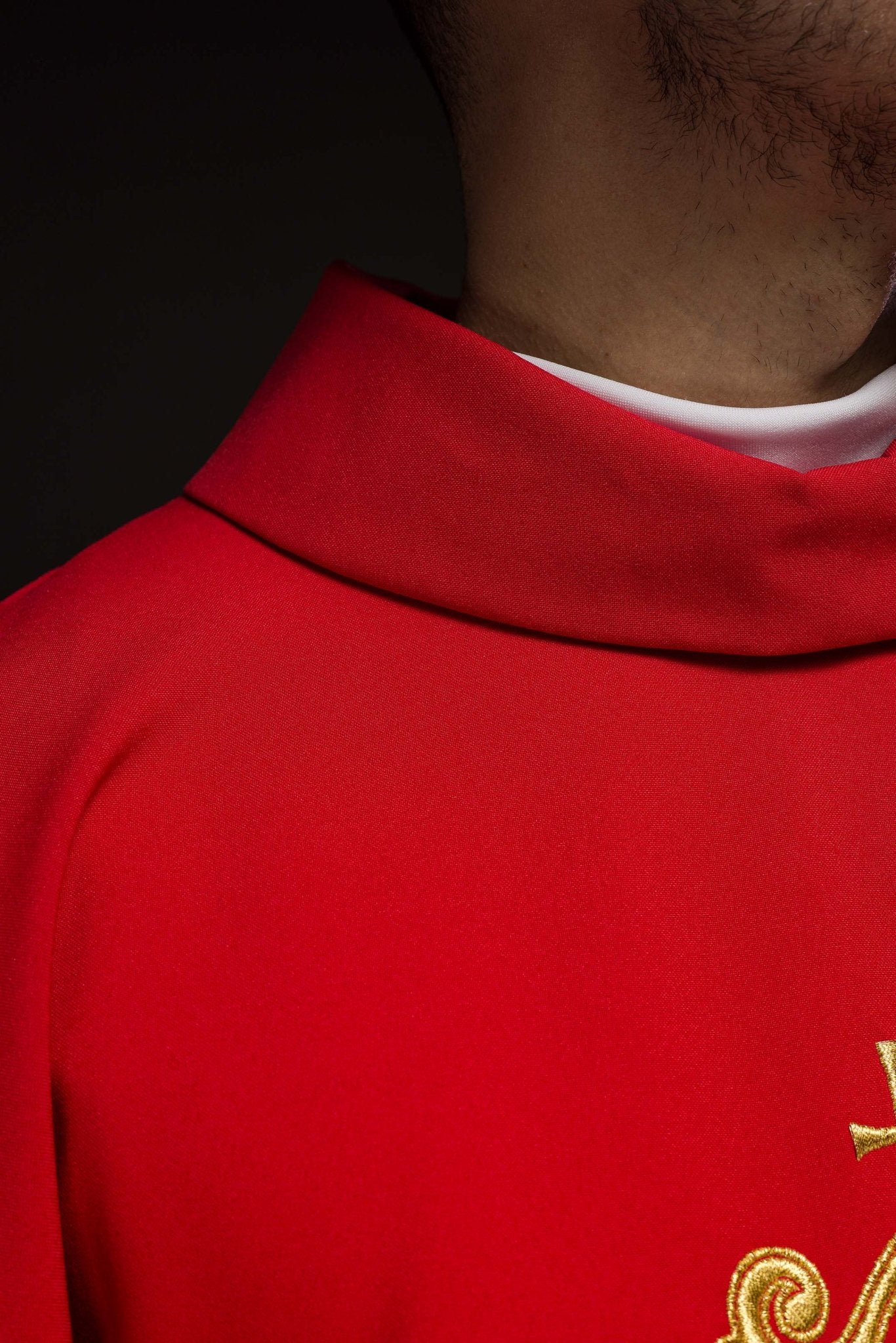 Casulla roja con bordado dorado IHS