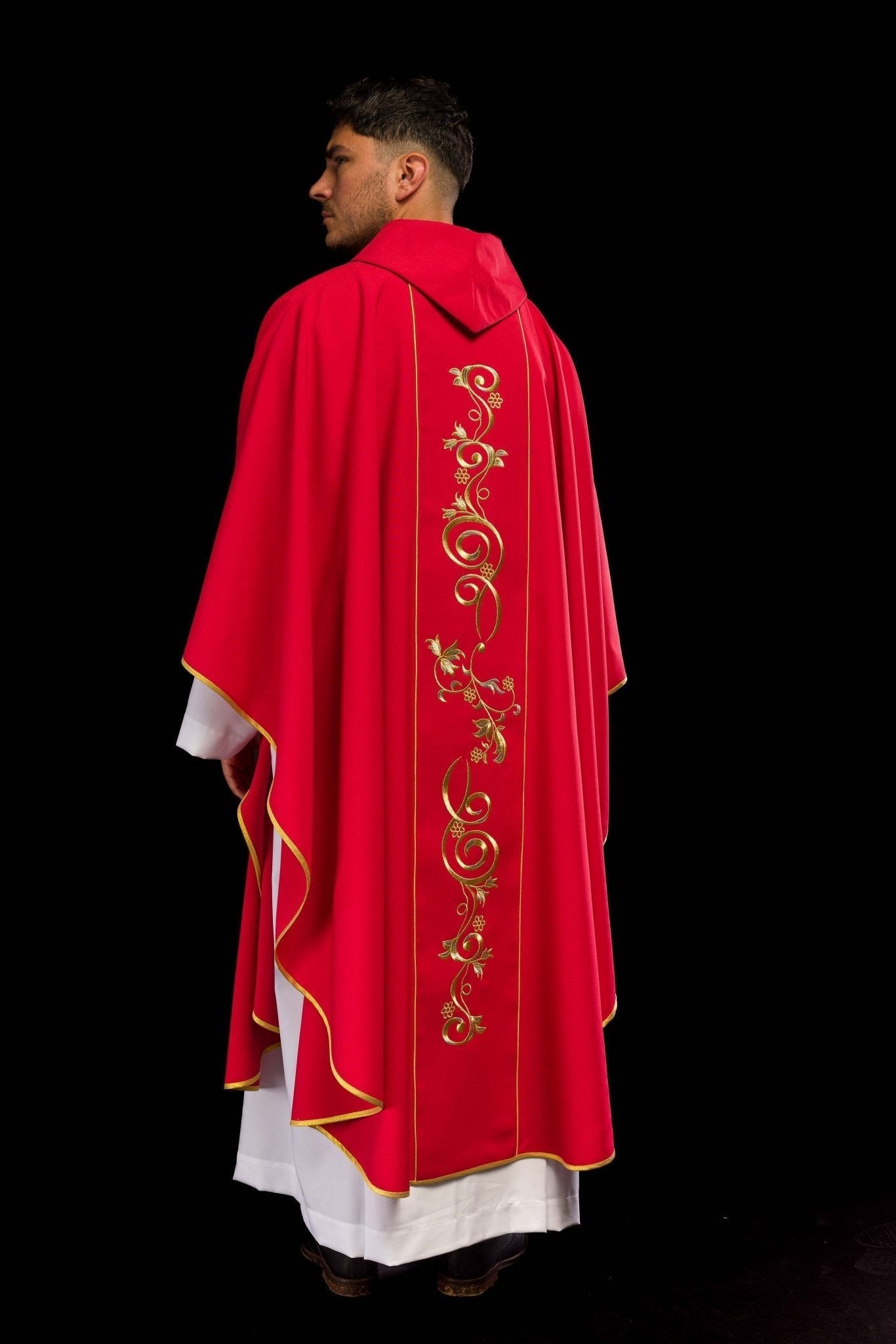 Casulla roja con bordado dorado IHS y adorno floral
