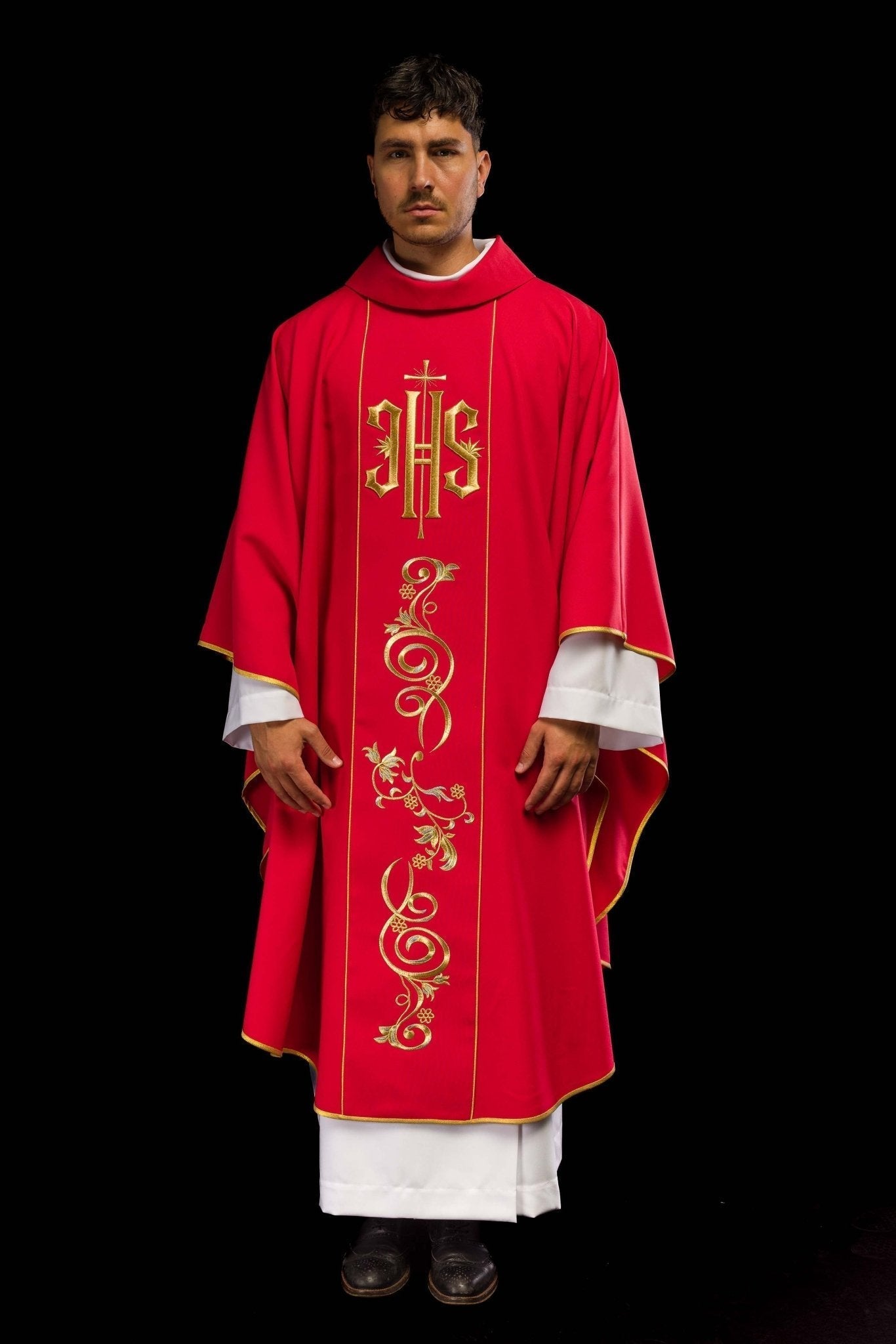 Casulla roja con bordado dorado IHS y adorno floral