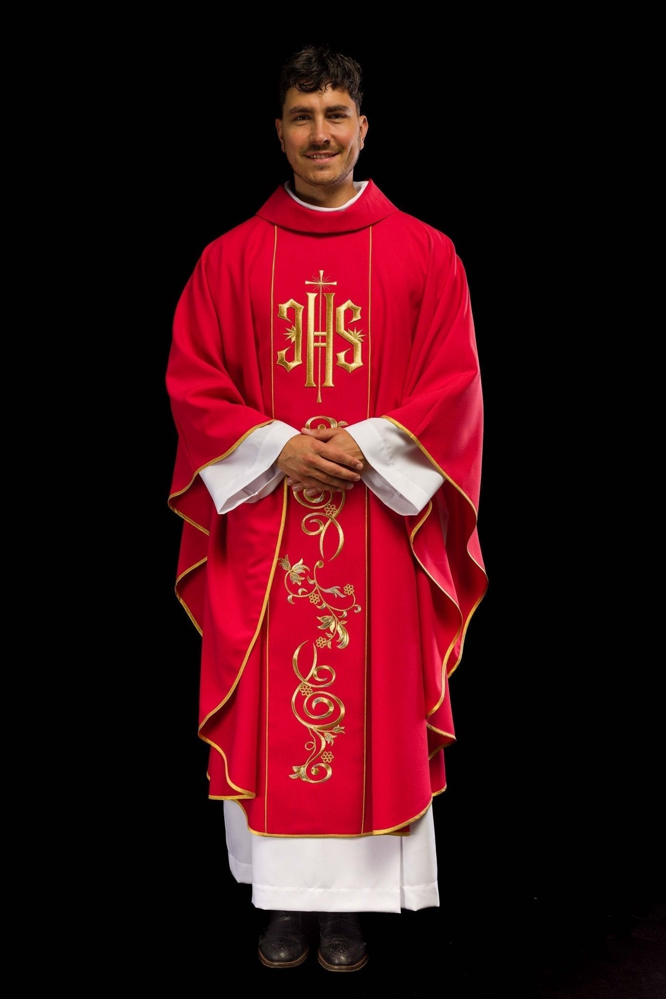 Casulla roja con bordado dorado IHS y adorno floral