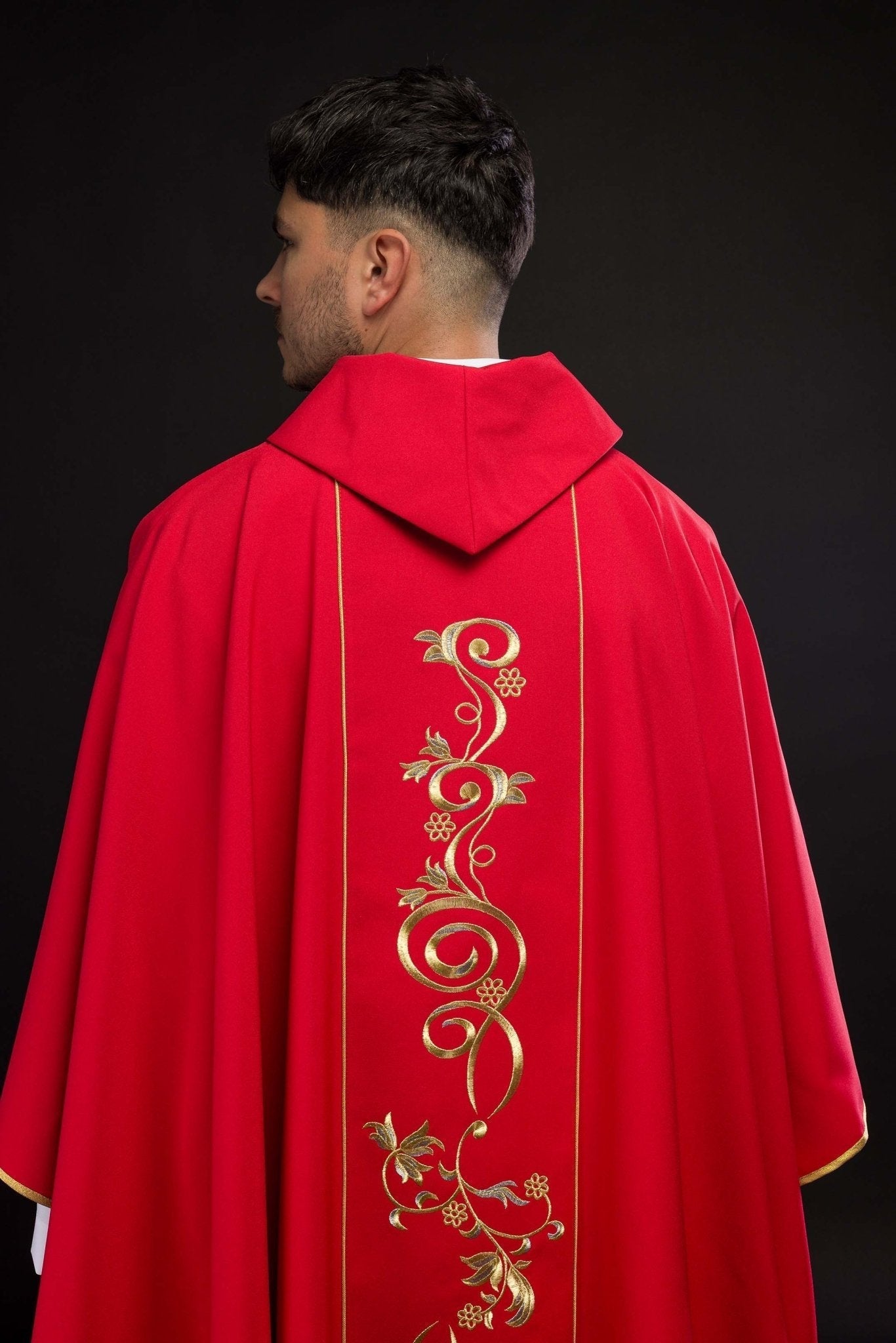 Casulla roja con bordado dorado IHS y adorno floral