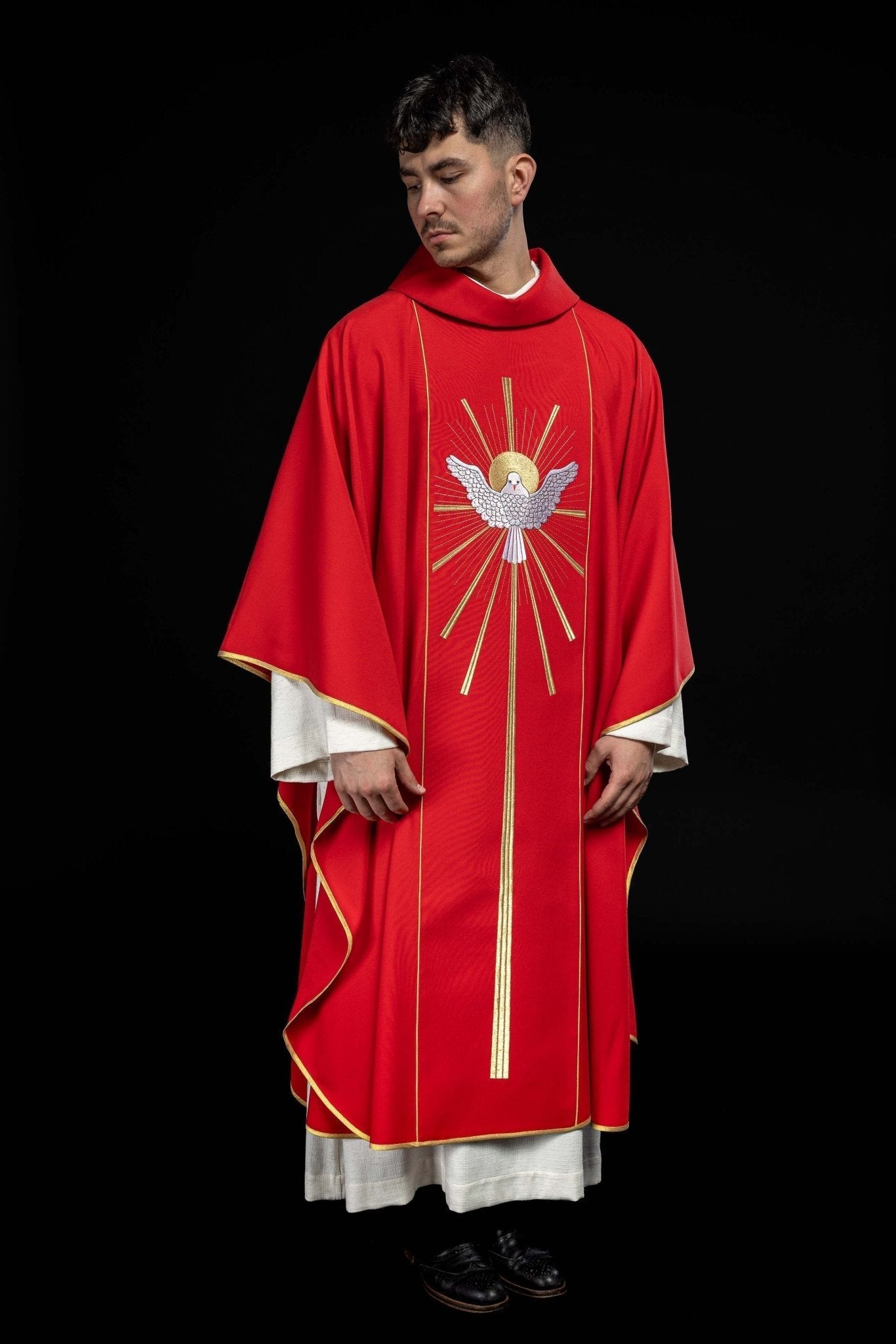 Casulla roja con bordado Espíritu Santo