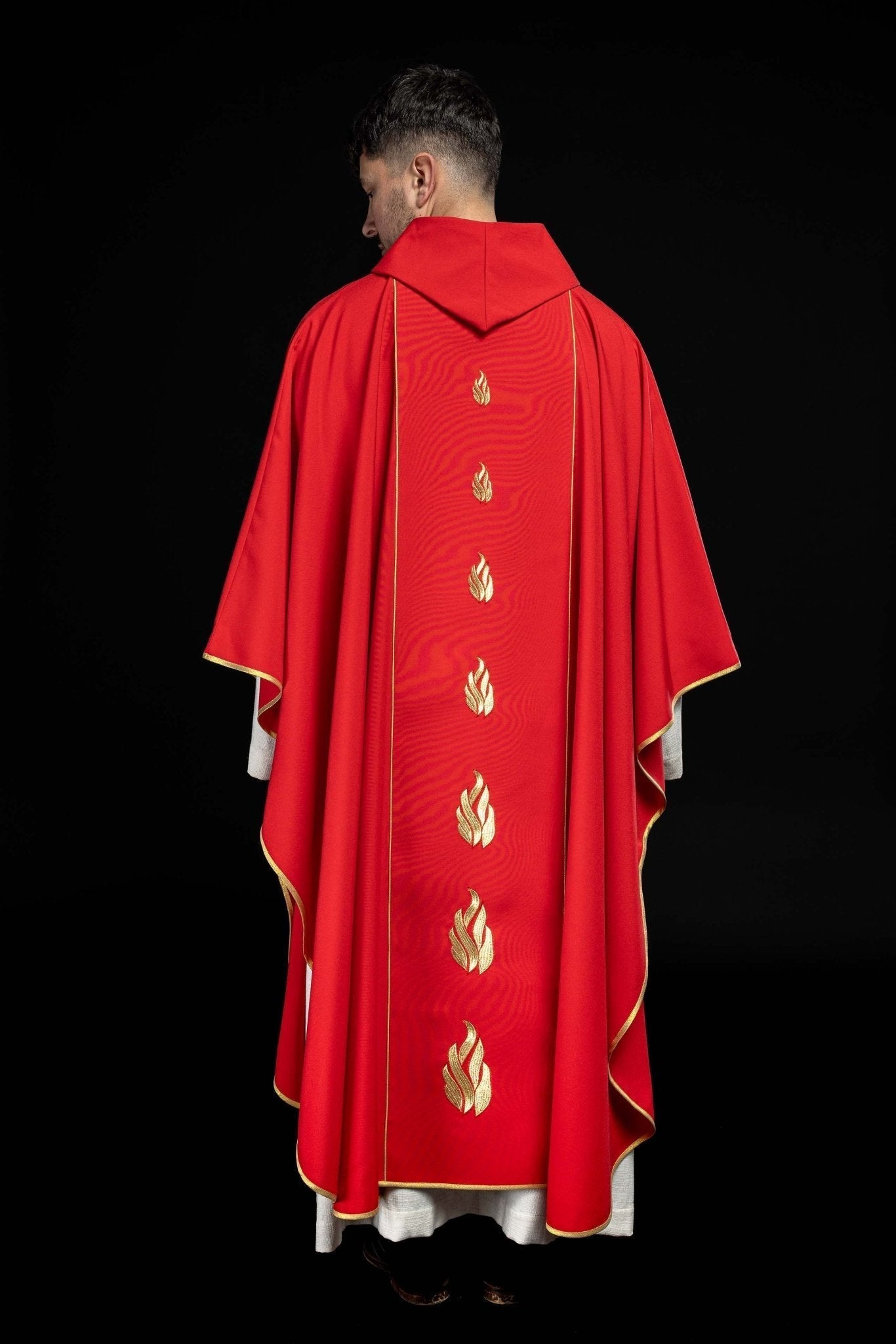 Casulla roja con bordado Espíritu Santo